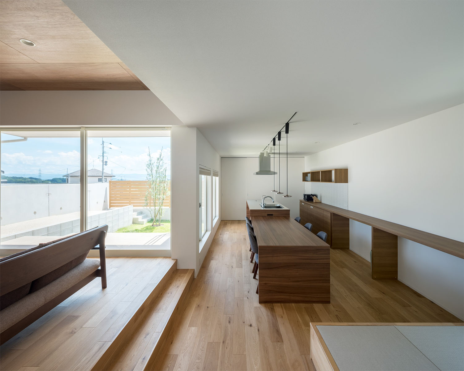 リビングとダイニングキッチンの間に段差がある、木材を多く使用したLDK・デザイン住宅 注文住宅・デザイン住宅建築実例_『CASE679 だんだんのいえ』_LDK