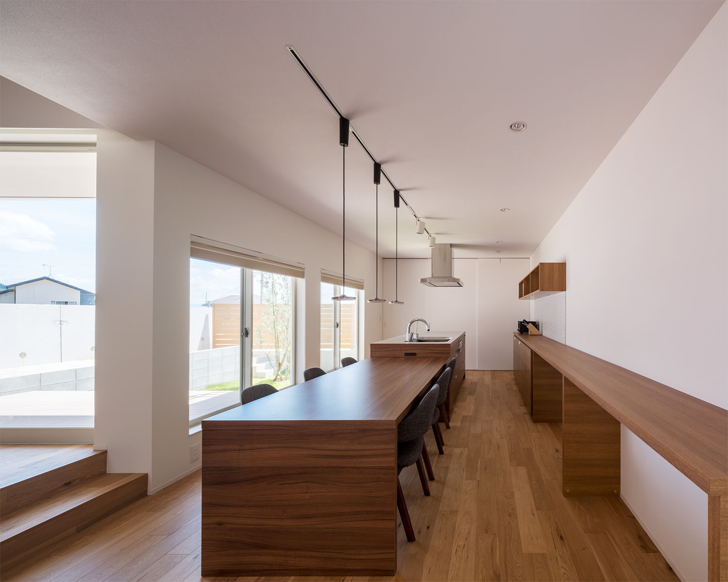 キッチンと一体型になった六人掛けのダイニングテーブルと、壁付けのデスクがあるLDK・デザイン住宅 注文住宅・デザイン住宅建築実例_『CASE679 だんだんのいえ』_LDK