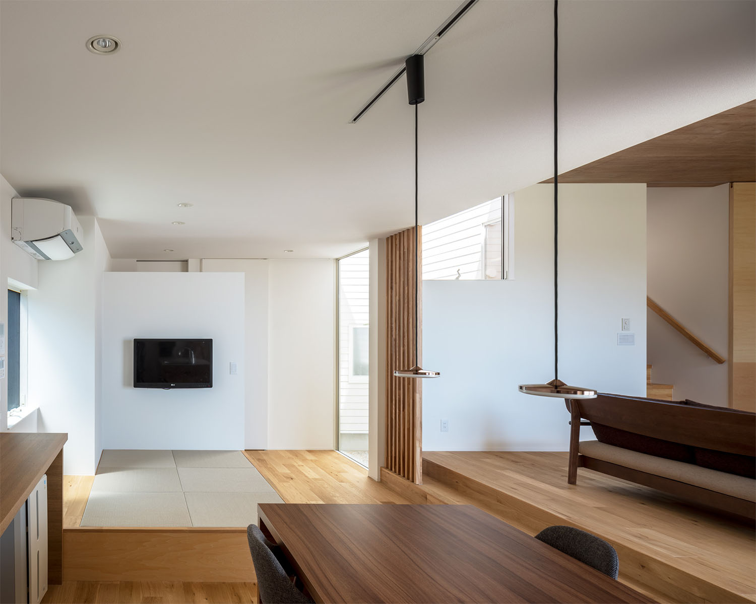 ダイニングテーブルの隣に、小上がりになった和室を設けたLDK・デザイン住宅 注文住宅・デザイン住宅建築実例_『CASE679 だんだんのいえ』_LDK