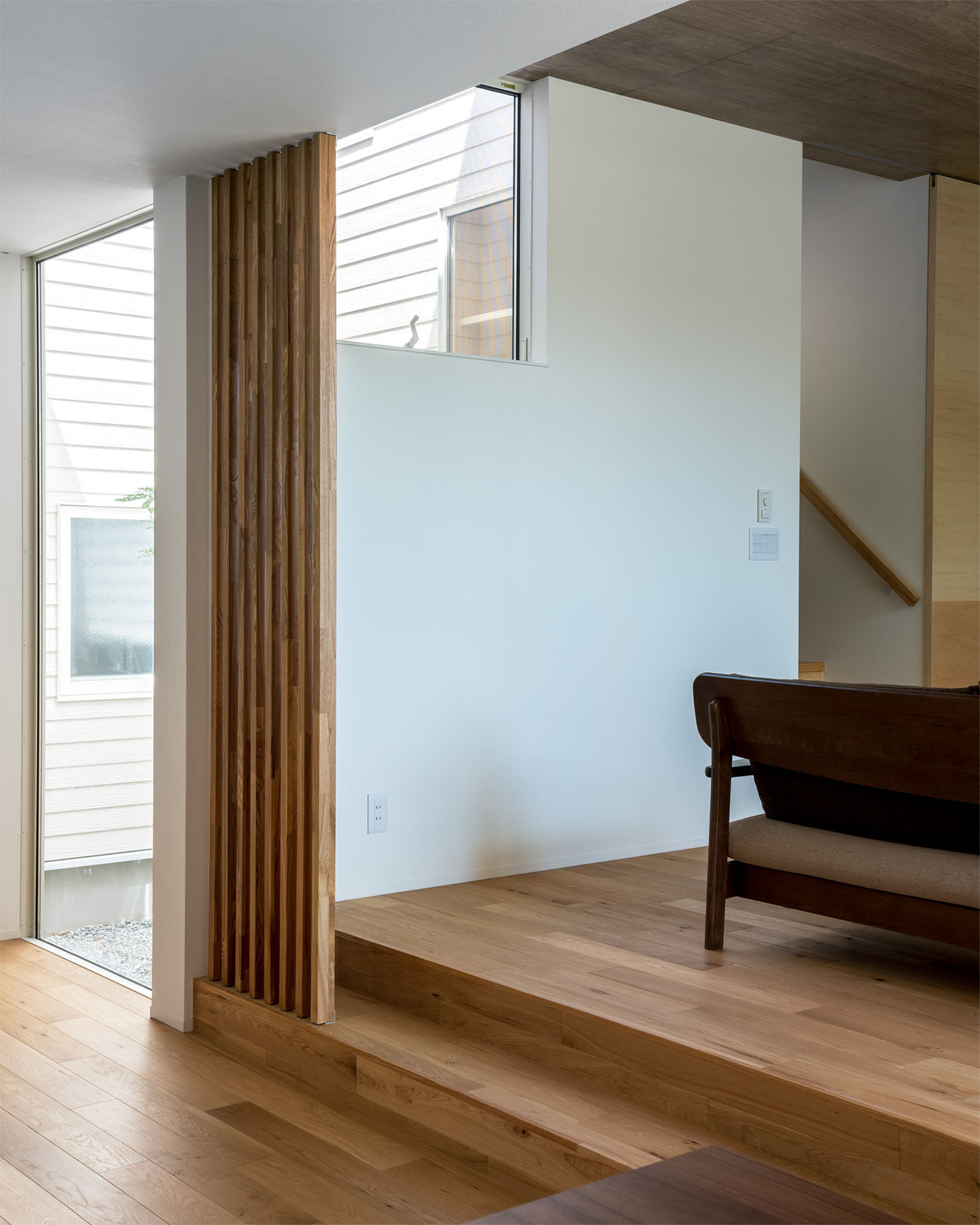 リビングとダイニングキッチンの間に段差やルーバーの目隠しがある・デザイン住宅 注文住宅・デザイン住宅建築実例_『CASE679 だんだんのいえ』_LDK