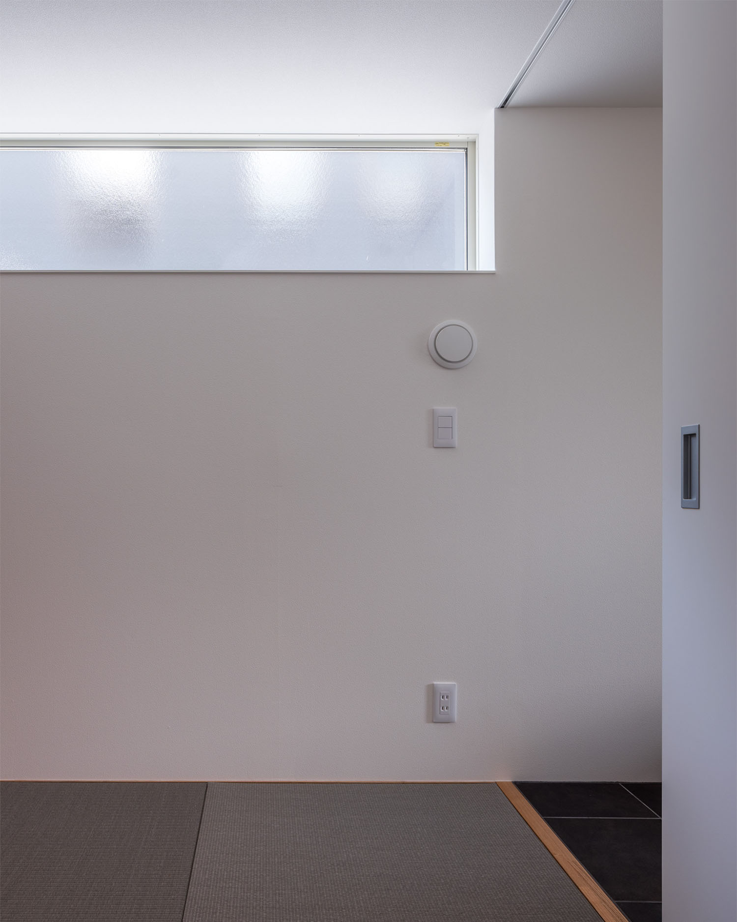 曇りガラスのハイサイドライトを設けた、黒い琉球畳の和室・デザイン住宅 注文住宅・デザイン住宅建築実例_『CASE679 だんだんのいえ』_和室