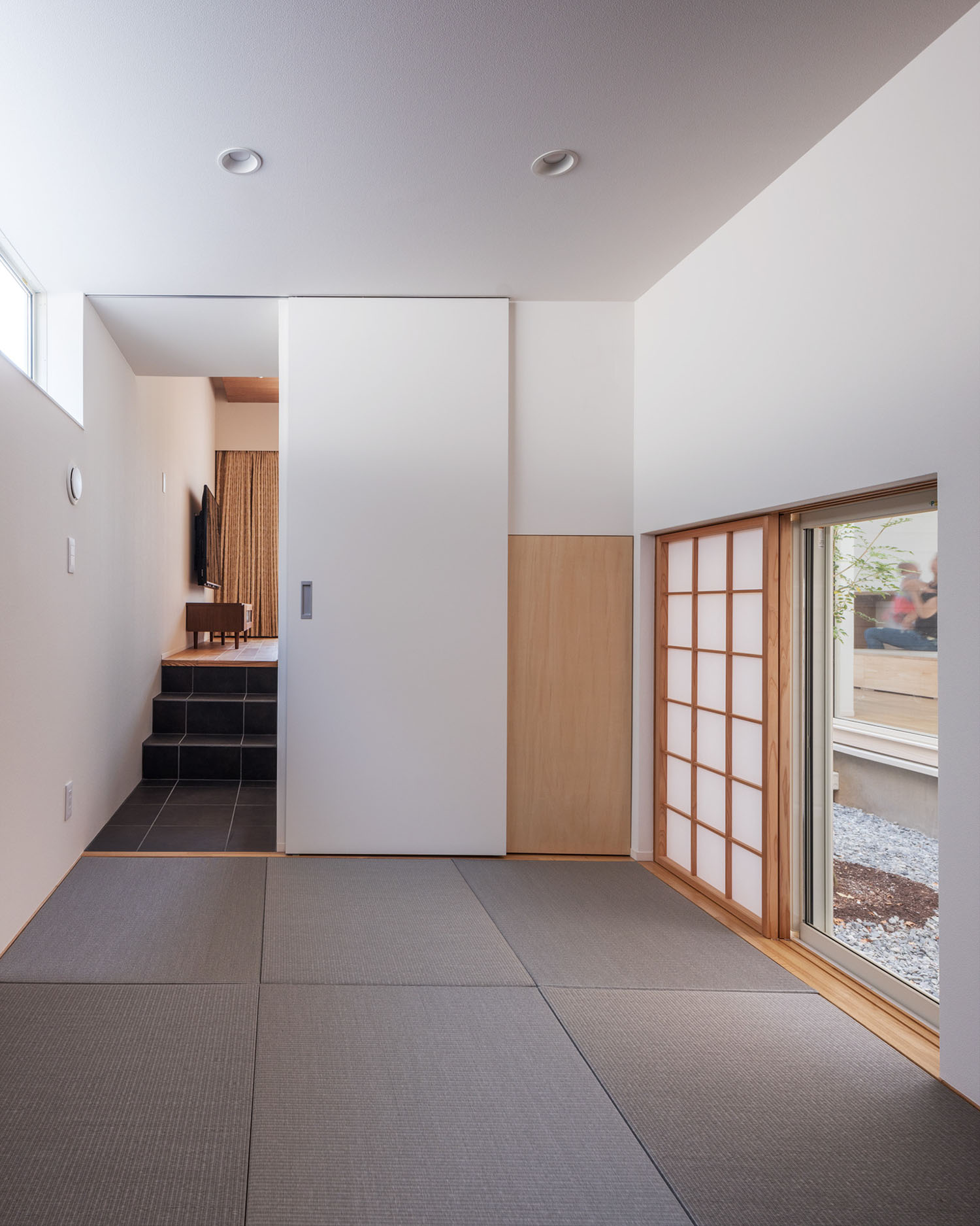 外が見える窓に障子を設けた、黒い琉球畳の和室・デザイン住宅 注文住宅・デザイン住宅建築実例_『CASE679 だんだんのいえ』_和室