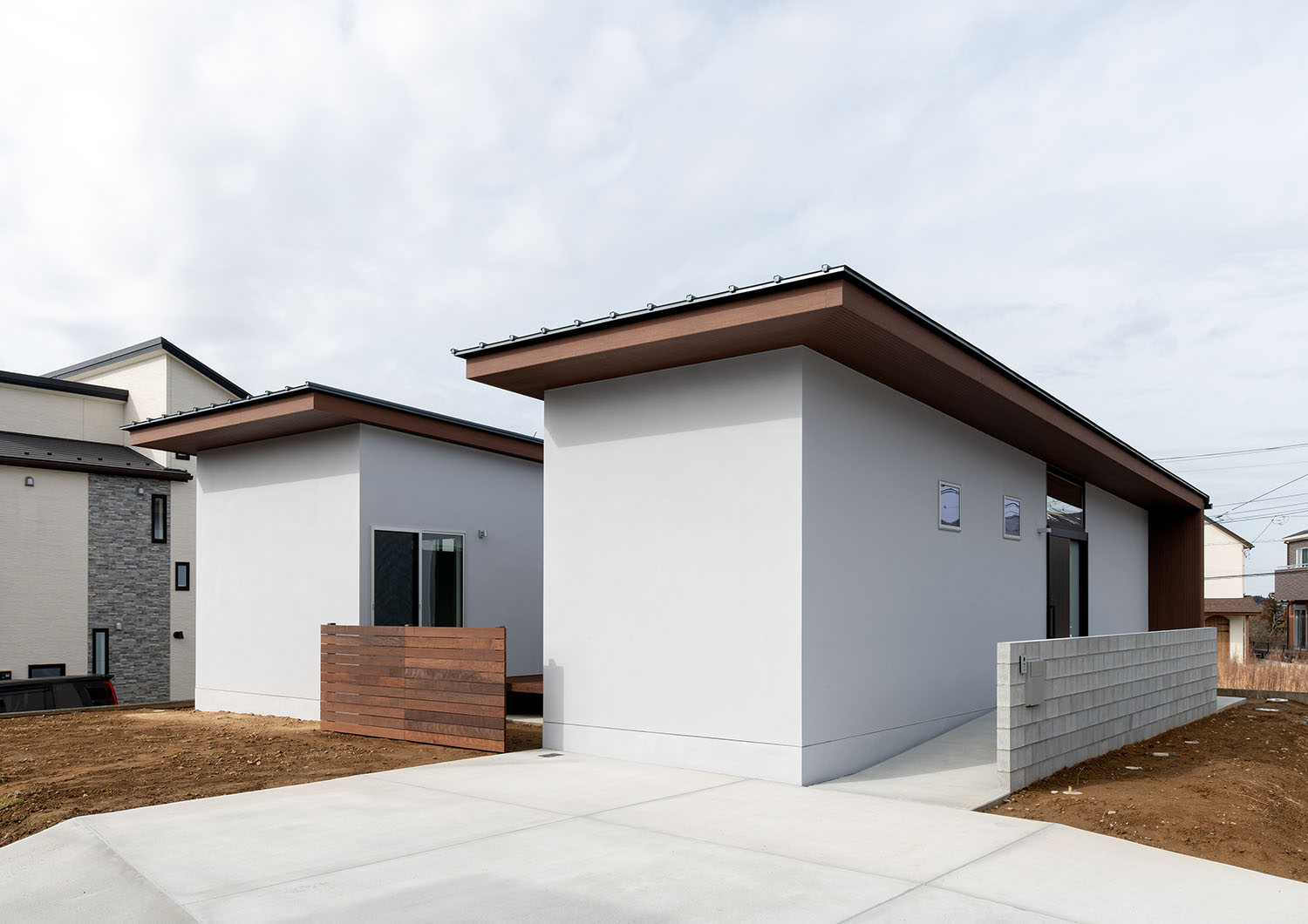 白い外壁に木材がアクセントとなっている平屋住宅・デザイン住宅 注文住宅・デザイン住宅建築実例_『CASE680 寛か(くつろか)な平屋』_外観