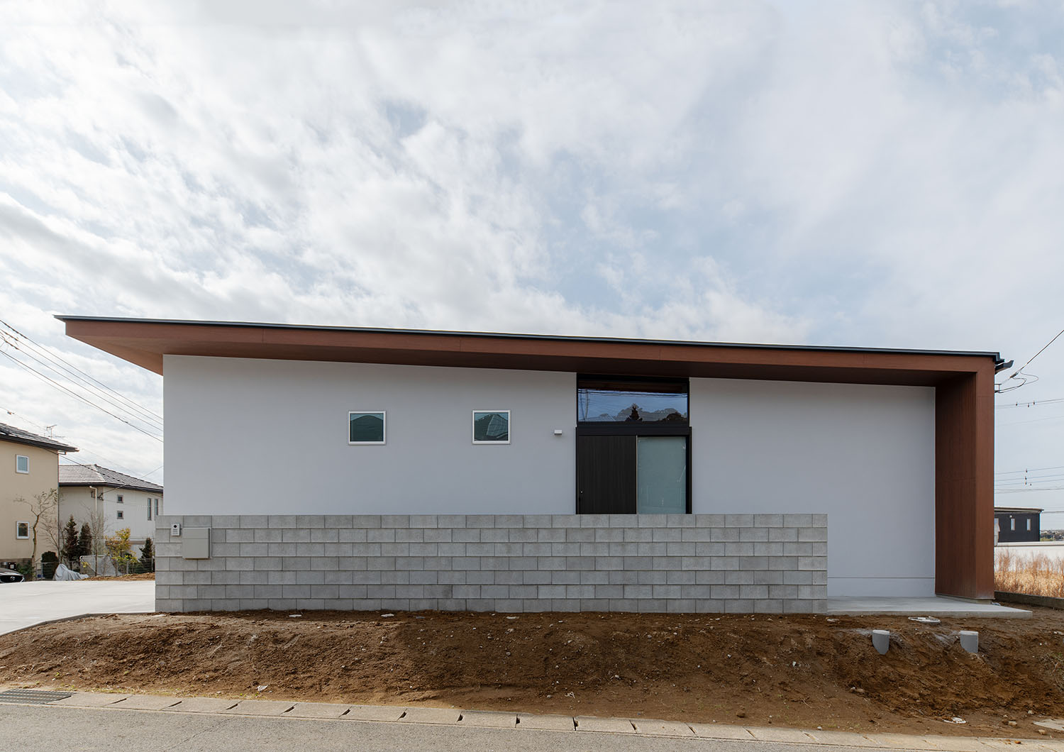 木の軒天井となっているシンプルな平屋の外観・デザイン住宅 注文住宅・デザイン住宅建築実例_『CASE680 寛か(くつろか)な平屋』_外観