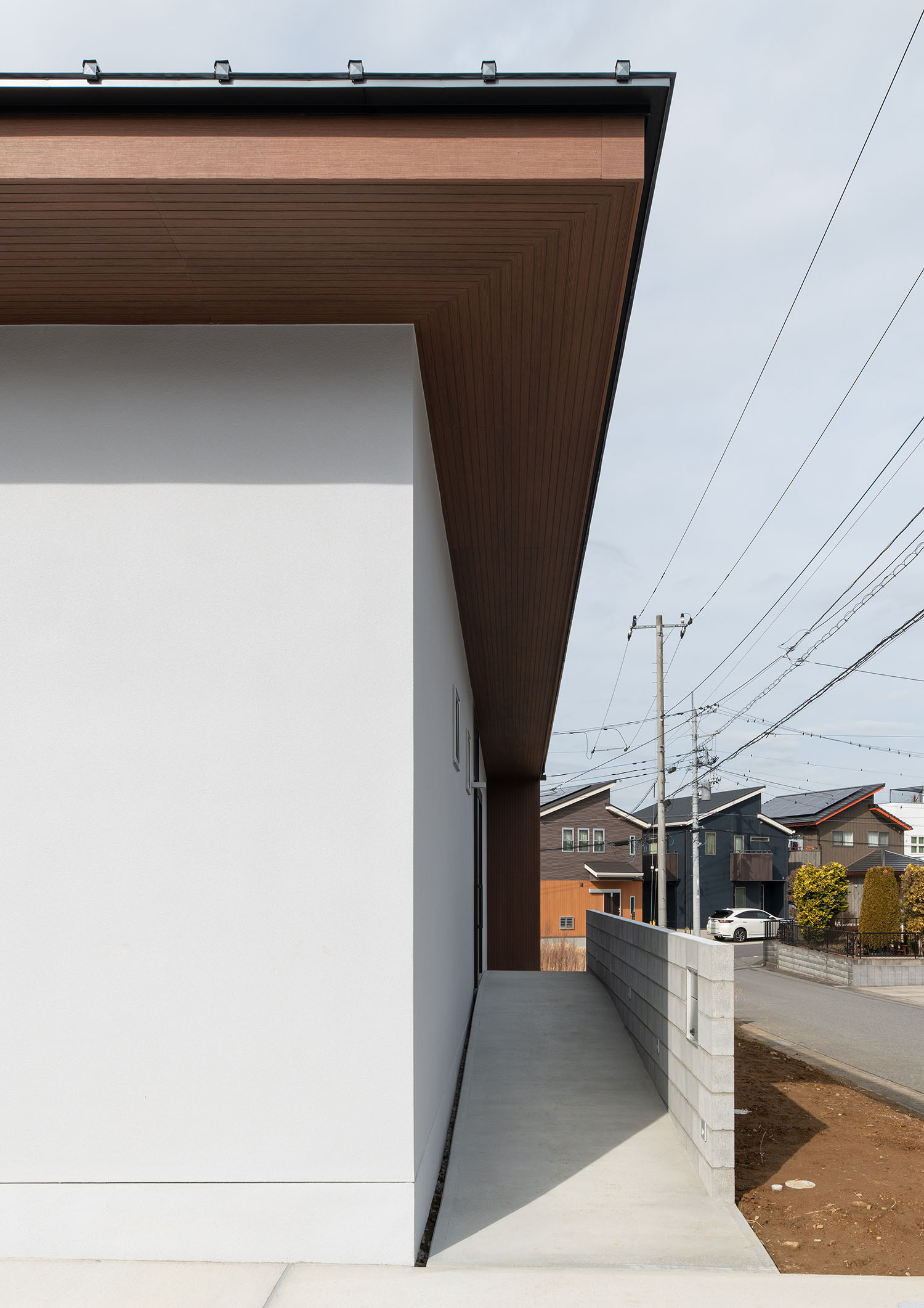 スロープになっているモルタルの玄関アプローチ・デザイン住宅 注文住宅・デザイン住宅建築実例_『CASE680 寛か(くつろか)な平屋』_外観