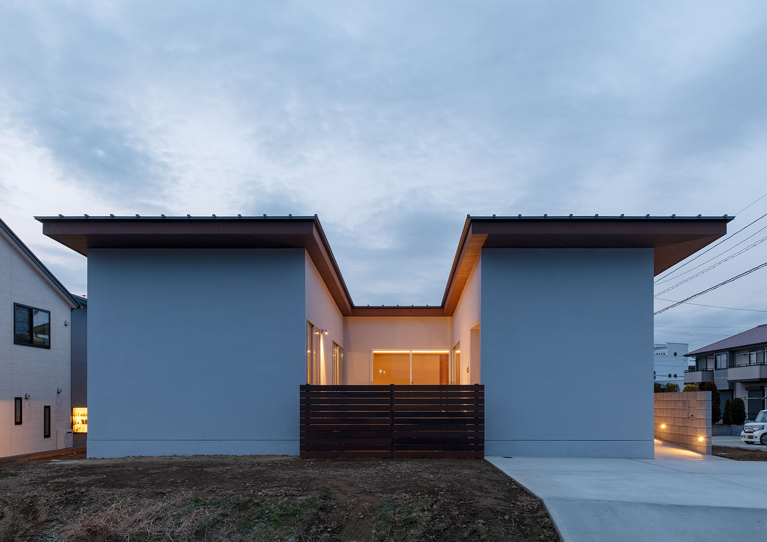 中庭に面した窓から光が漏れている、コの字型の平屋住宅・デザイン住宅 注文住宅・デザイン住宅建築実例_『CASE680 寛か(くつろか)な平屋』_外観