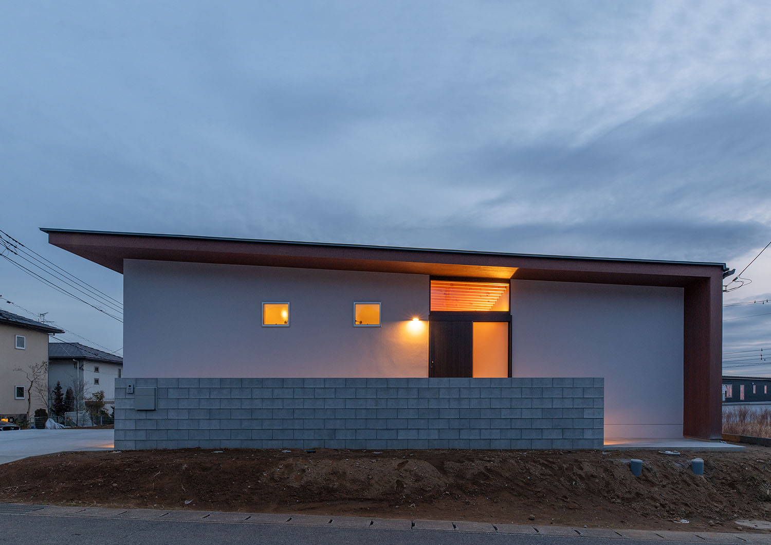 玄関脇の壁に照明が取り付けられている様子・デザイン住宅 注文住宅・デザイン住宅建築実例_『CASE680 寛か(くつろか)な平屋』_外観