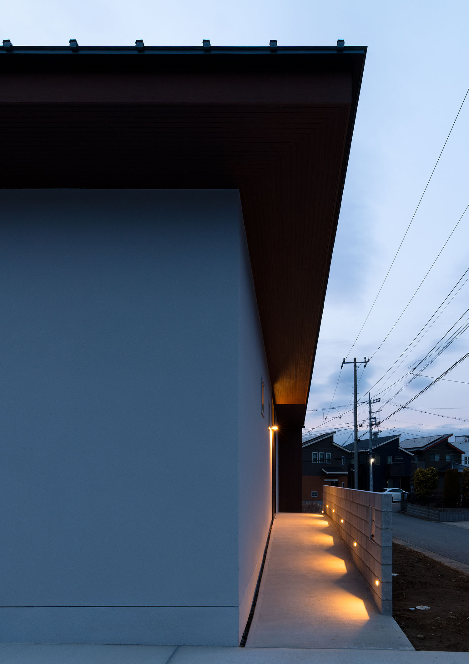 ブロック塀沿いに照明が設けられているスロープの玄関アプローチ・デザイン住宅 注文住宅・デザイン住宅建築実例_『CASE680 寛か(くつろか)な平屋』_外観