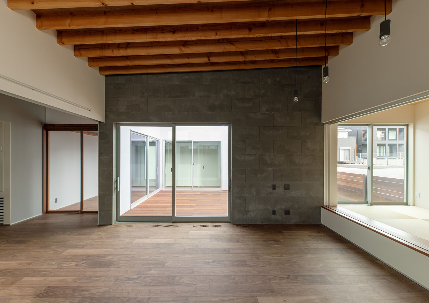 梁見せ天井になっており、中庭に面したLDK・デザイン住宅 注文住宅・デザイン住宅建築実例_『CASE680 寛か(くつろか)な平屋』_LDK