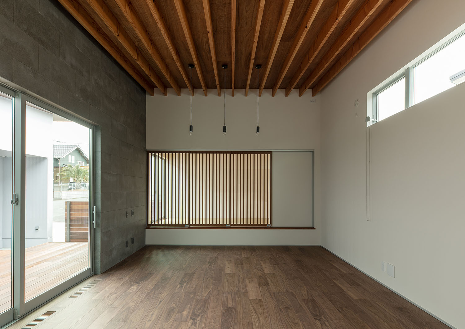 白を基調とした梁見せ天井のLDK・デザイン住宅 注文住宅・デザイン住宅建築実例_『CASE680 寛か(くつろか)な平屋』_LDK