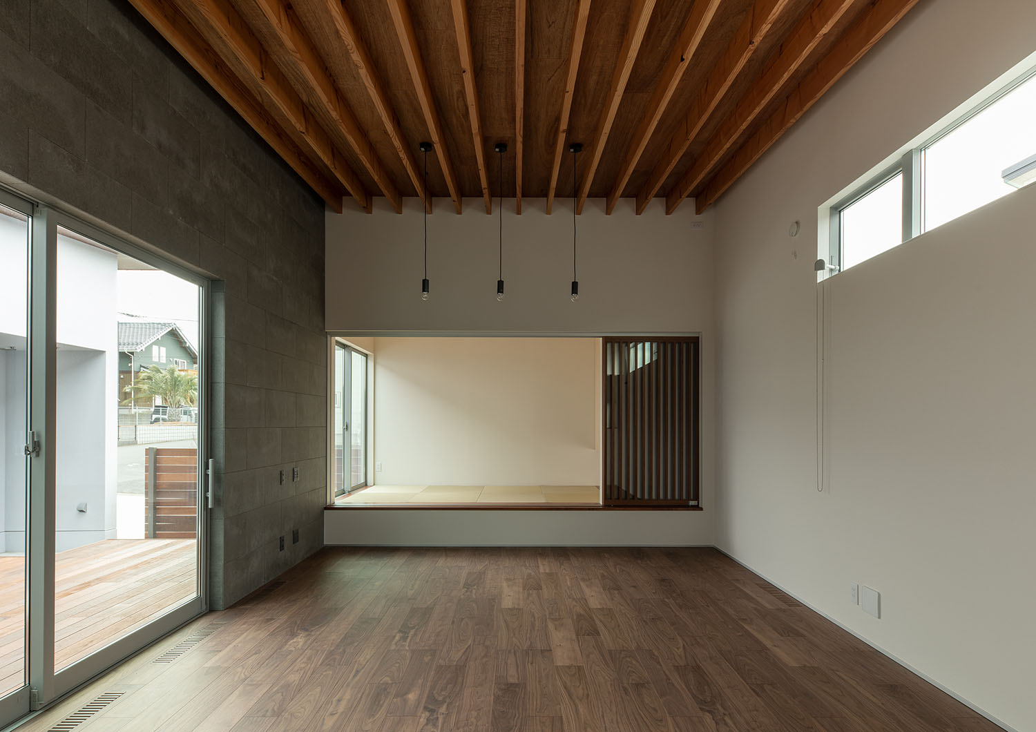 小上がりになった和室がある梁見せ天井のLDK・デザイン住宅 注文住宅・デザイン住宅建築実例_『CASE680 寛か(くつろか)な平屋』_LDK