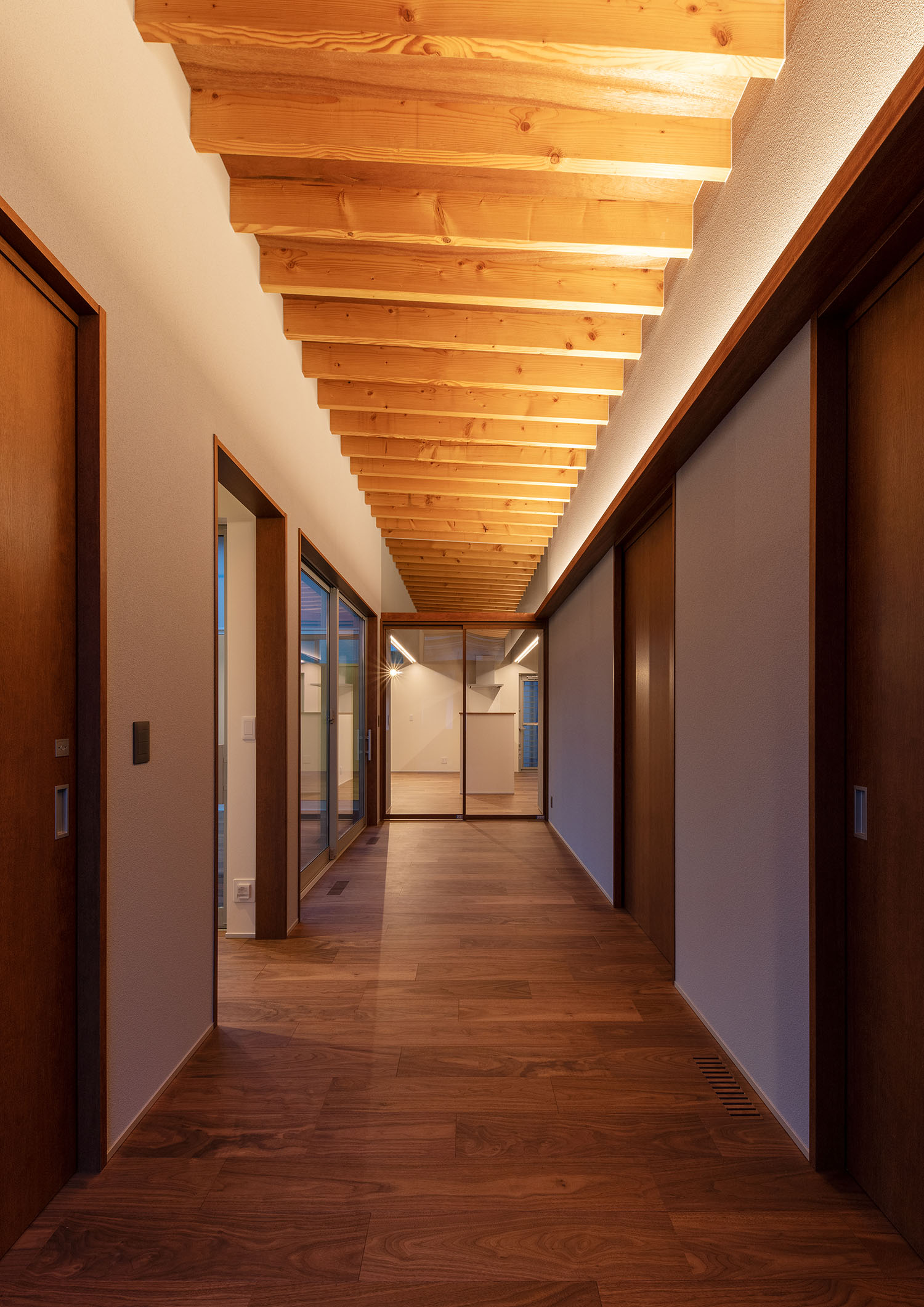 梁見せ天井に間接照明が取り付けられた廊下・デザイン住宅 注文住宅・デザイン住宅建築実例_『CASE680 寛か(くつろか)な平屋』_玄関