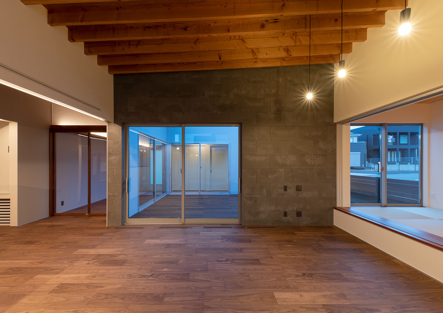 ペンダントライトが吊り下げられている梁見せ天井のLDK・デザイン住宅 注文住宅・デザイン住宅建築実例_『CASE680 寛か(くつろか)な平屋』_LDK