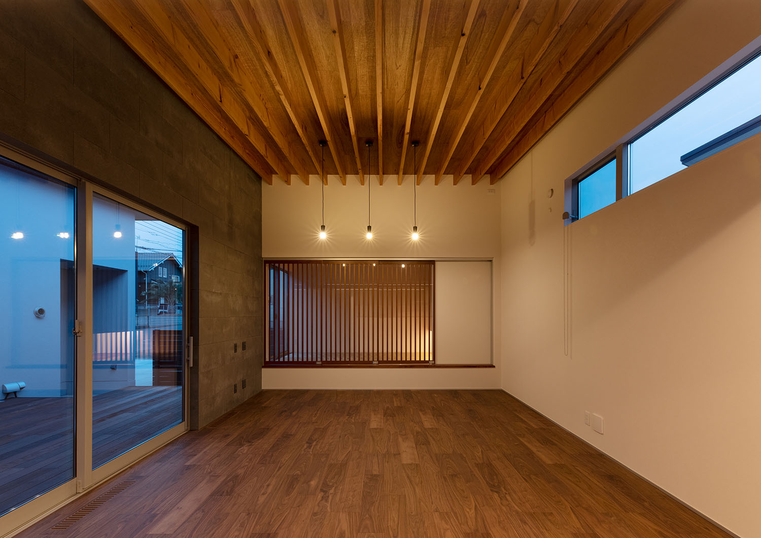 中庭に面した大きな窓とスリット窓がある梁見せ天井のLDK・デザイン住宅 注文住宅・デザイン住宅建築実例_『CASE680 寛か(くつろか)な平屋』_LDK