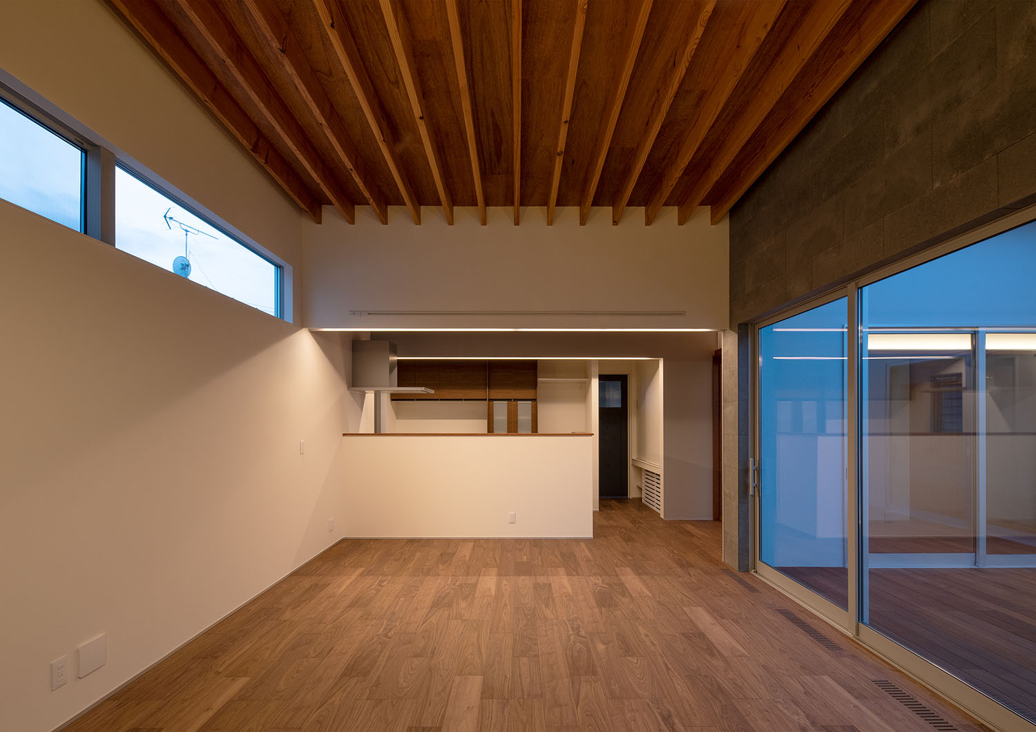 腰壁キッチンのある梁見せ天井のLDK・デザイン住宅 注文住宅・デザイン住宅建築実例_『CASE680 寛か(くつろか)な平屋』_LDK