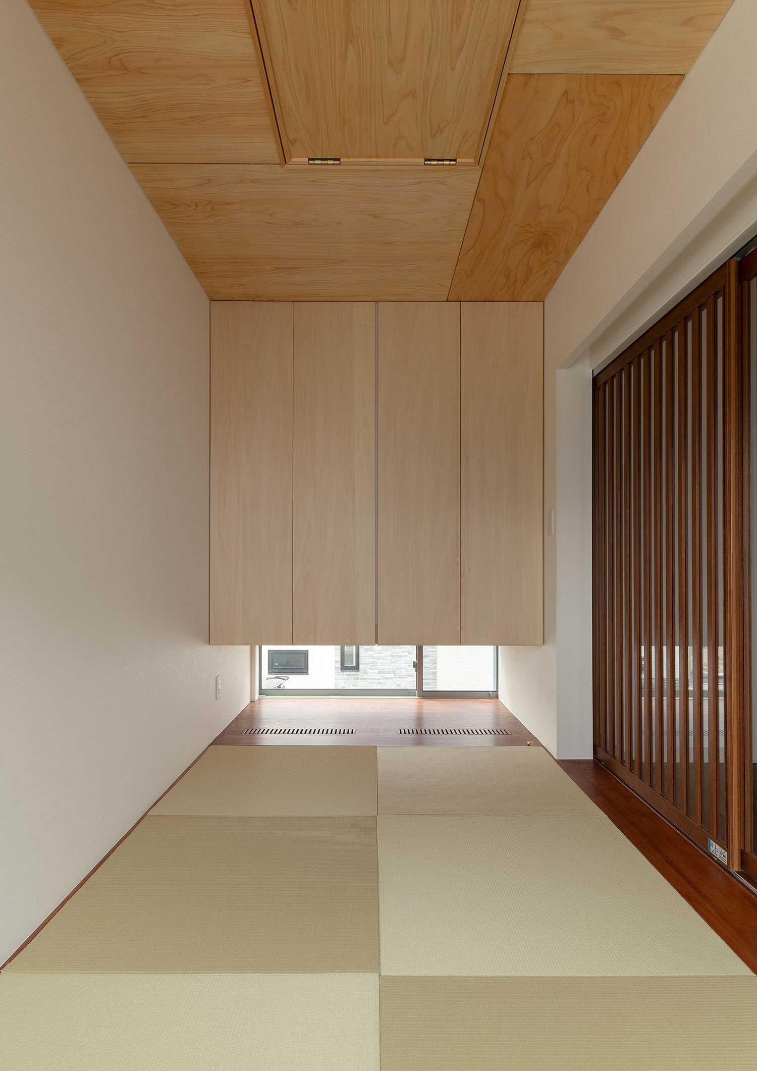 地窓がある琉球畳の和室・デザイン住宅 注文住宅・デザイン住宅建築実例_『CASE680 寛か(くつろか)な平屋』_和室