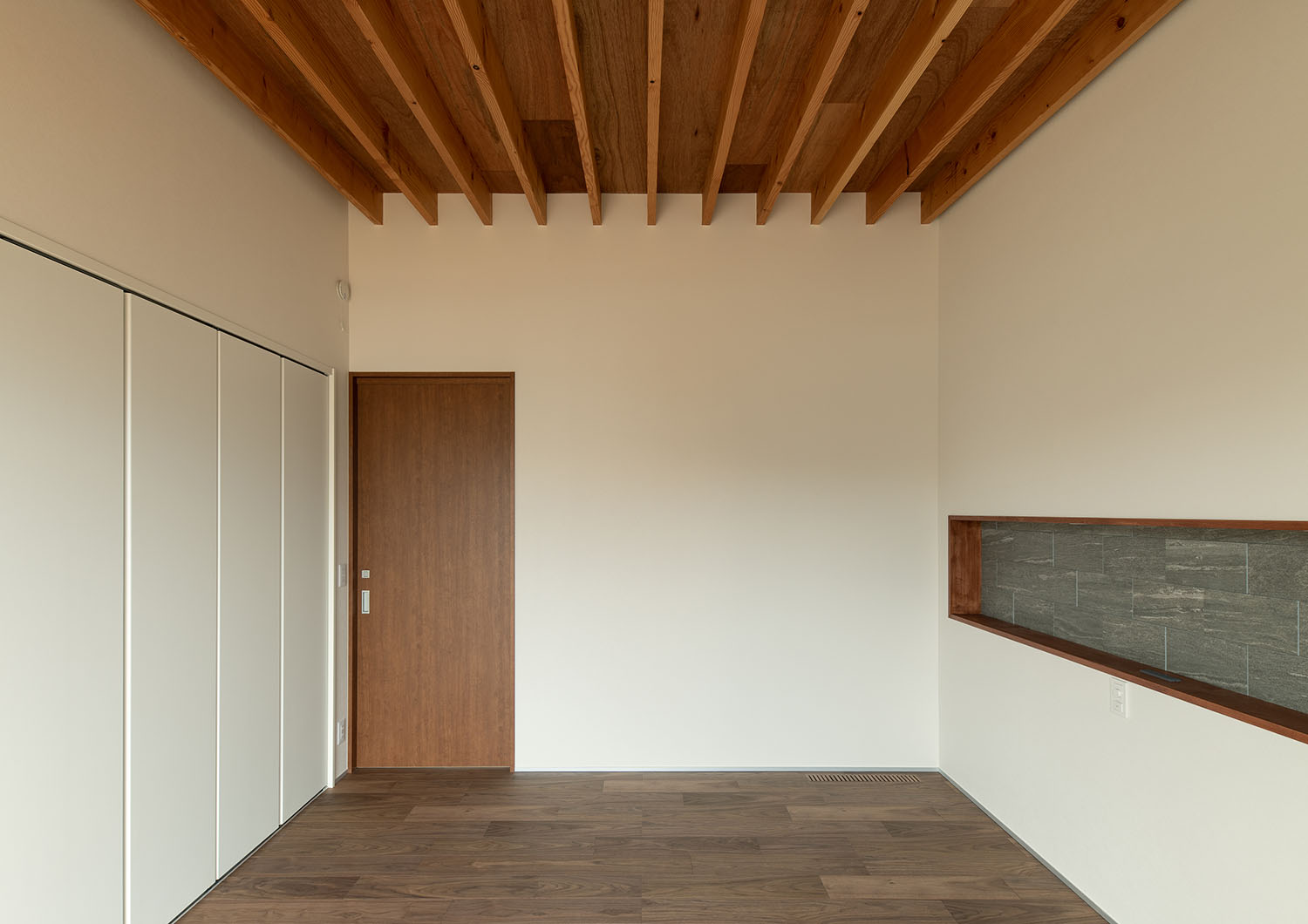 ニッチ壁があり、木の扉が取り付けられた部屋・デザイン住宅 注文住宅・デザイン住宅建築実例_『CASE680 寛か(くつろか)な平屋』_寝室