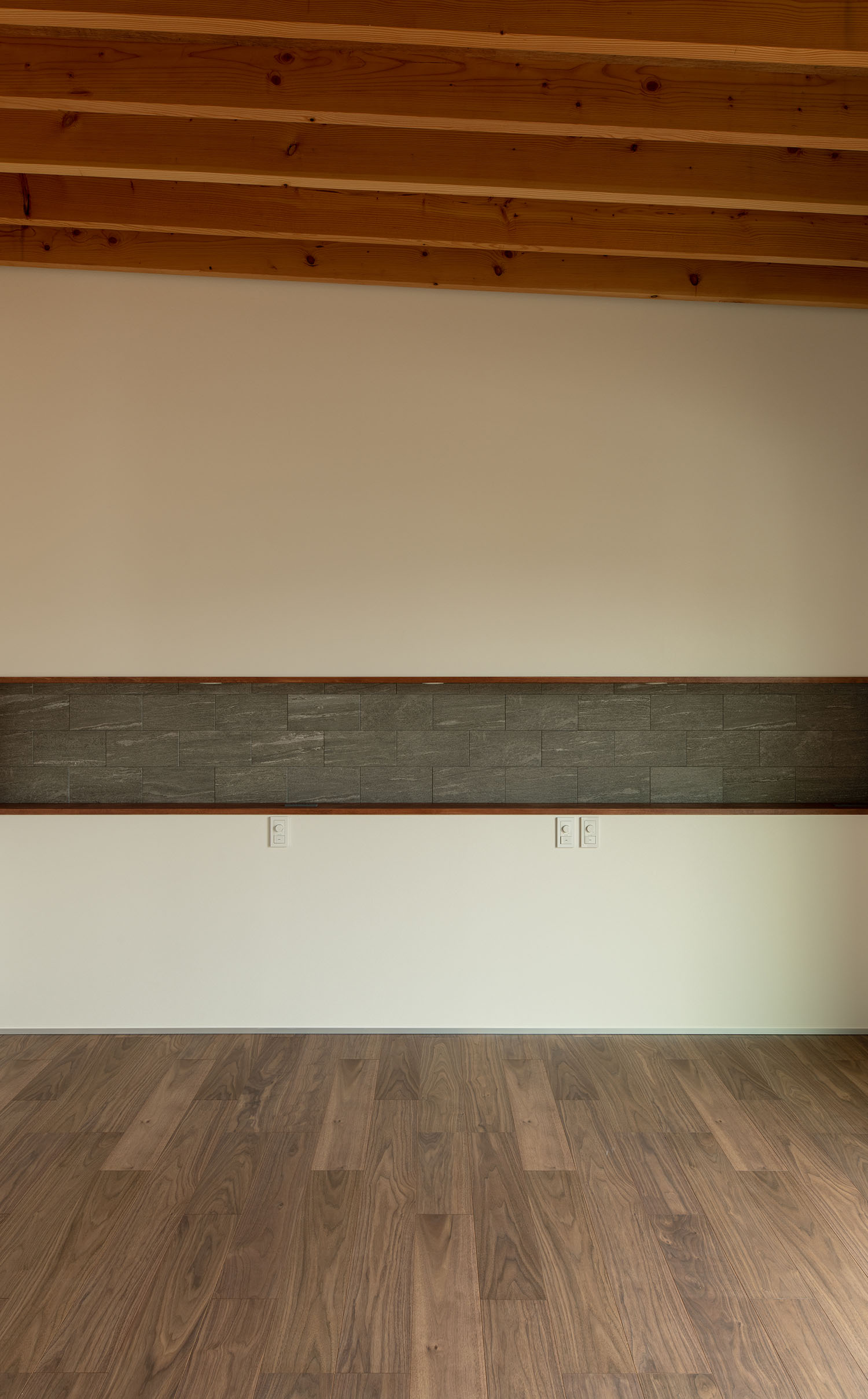 ニッチ壁が設けられた梁見せ天井の部屋・デザイン住宅 注文住宅・デザイン住宅建築実例_『CASE680 寛か(くつろか)な平屋』_寝室