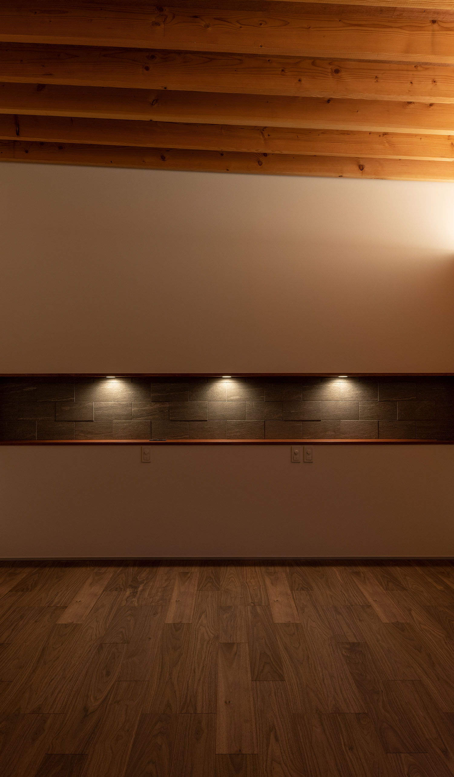 ニッチ壁に間接照明が取り付けられた部屋・デザイン住宅 注文住宅・デザイン住宅建築実例_『CASE680 寛か(くつろか)な平屋』_寝室