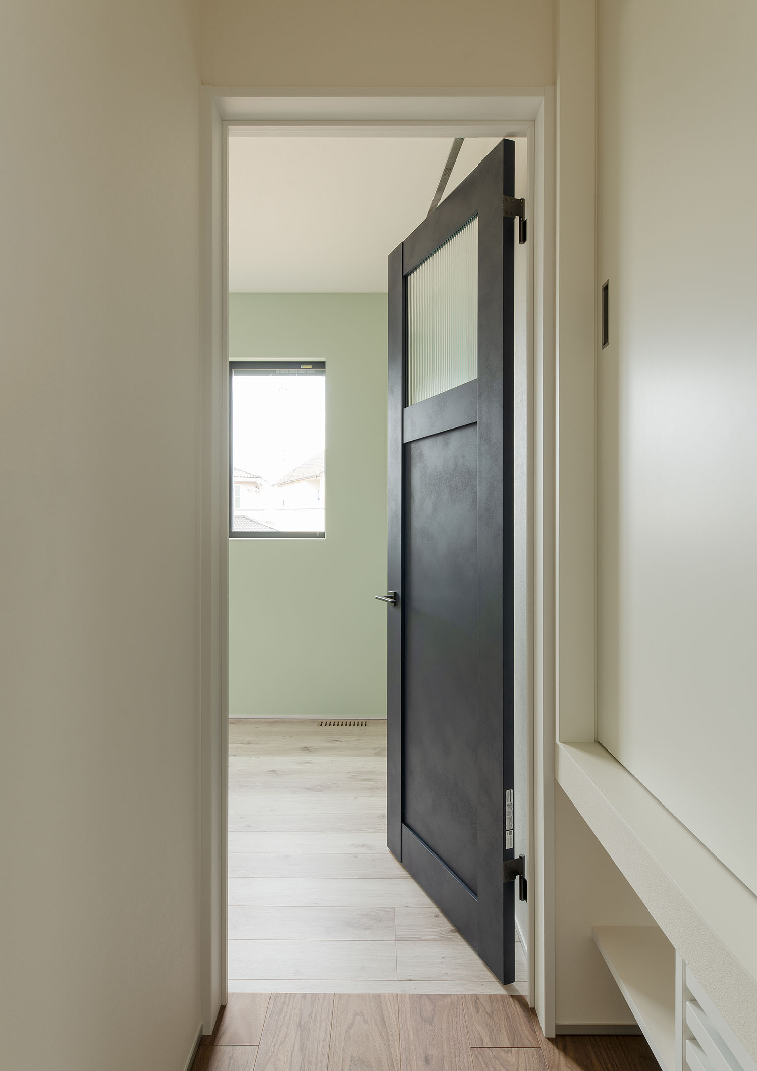 窓付きのグレーの扉がついた、白を基調とした部屋・デザイン住宅 注文住宅・デザイン住宅建築実例_『CASE680 寛か(くつろか)な平屋』_子供部屋