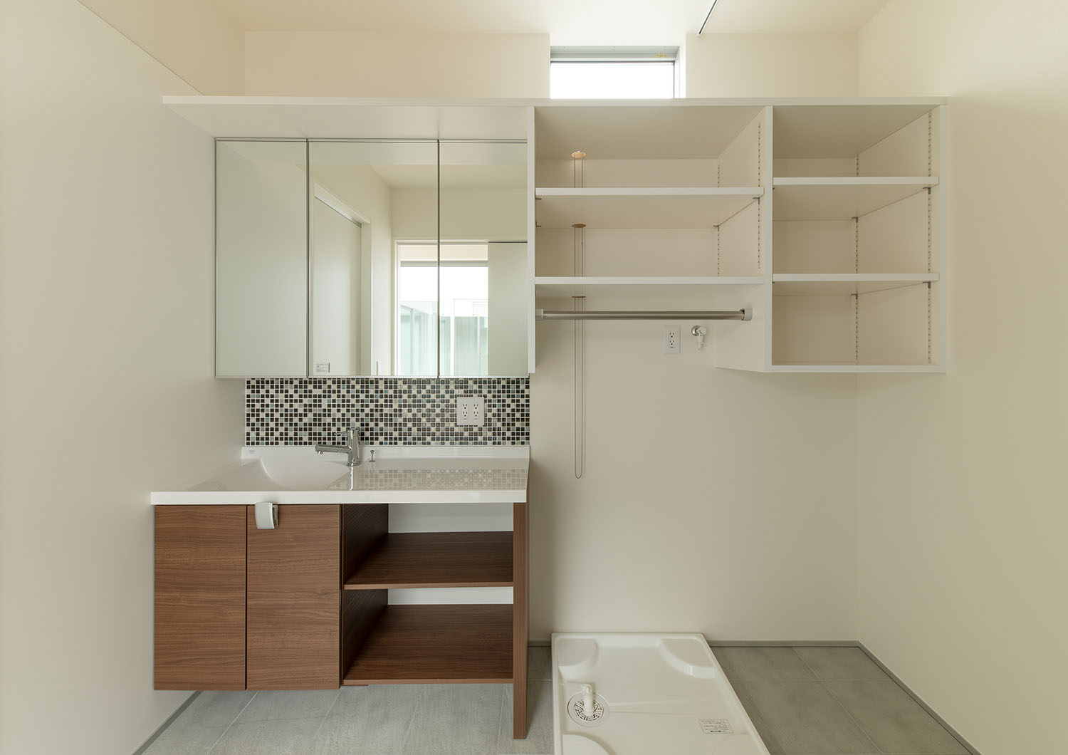 洗面所の隣に棚やランドリースペースが設けられた空間・デザイン住宅 注文住宅・デザイン住宅建築実例_『CASE680 寛か(くつろか)な平屋』_浴室・洗面所