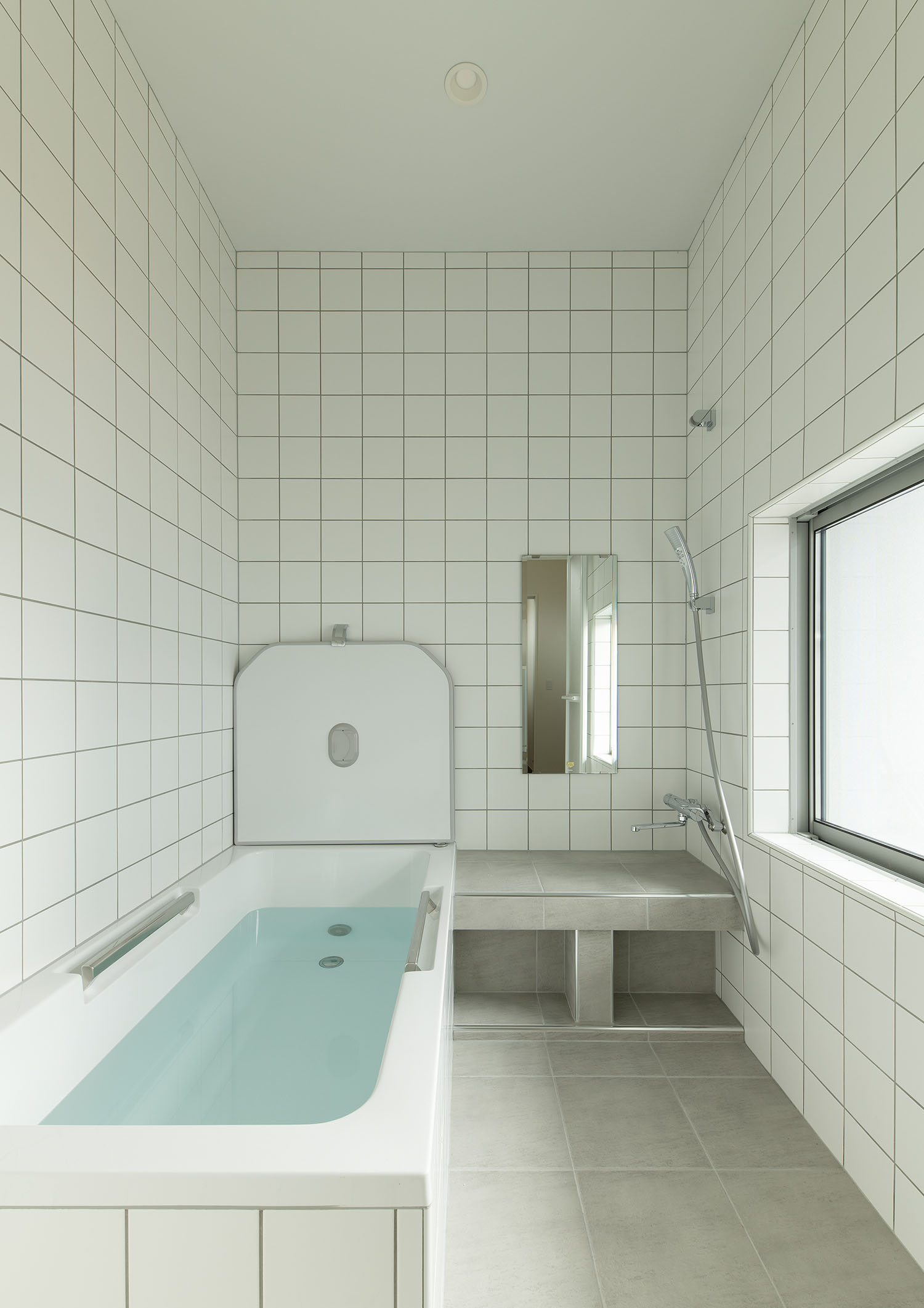 壁に白いタイルが敷き詰められた浴室・デザイン住宅 注文住宅・デザイン住宅建築実例_『CASE680 寛か(くつろか)な平屋』_浴室・洗面所