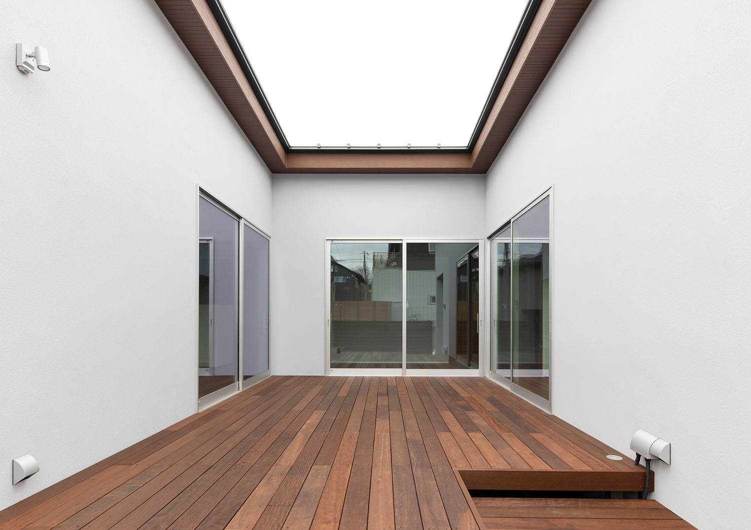 室内へと繋がる窓がある、ウッドデッキの中庭・デザイン住宅 注文住宅・デザイン住宅建築実例_『CASE680 寛か(くつろか)な平屋』_中庭