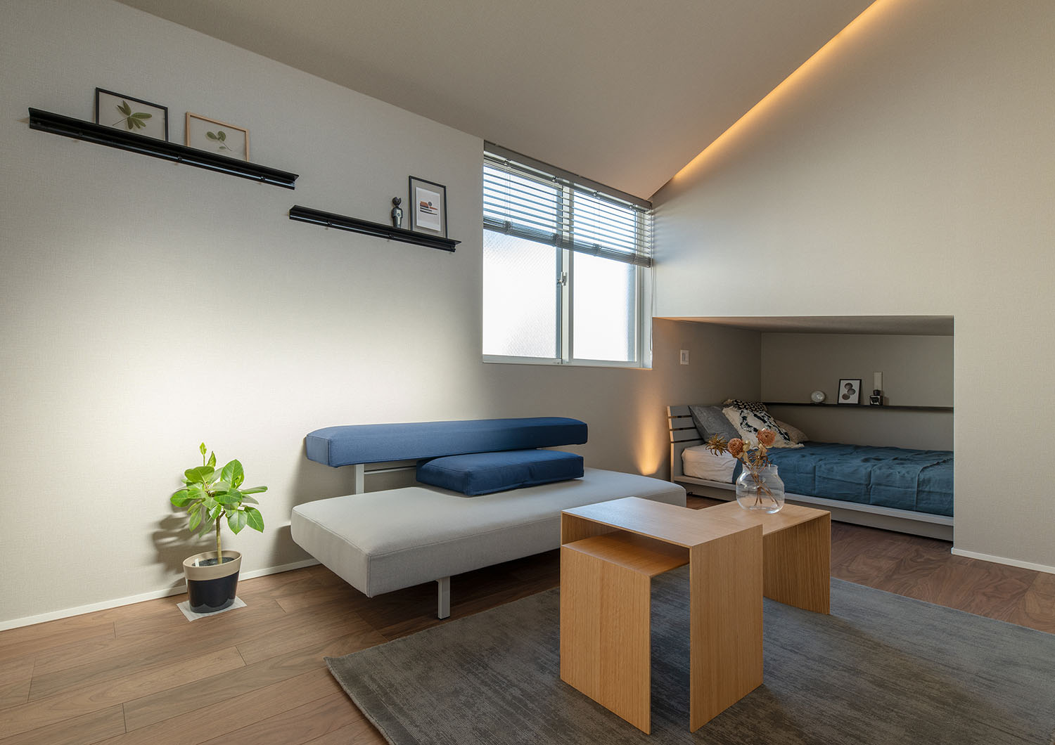 白を基調とした中に、個性的な形のソファーやテーブルが置かれているLDK・賃貸併用住宅 注文住宅・デザイン住宅建築実例_『CASE681 penche' 「パンシェ」の家』_LDK