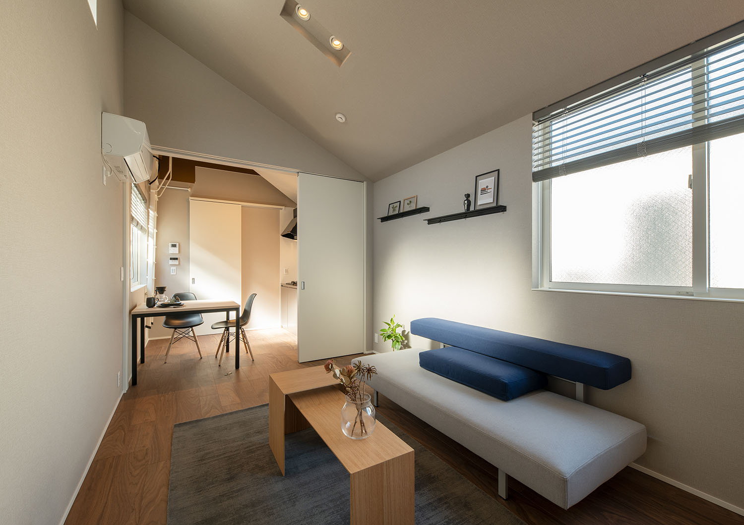 リビングとダイニングが引き戸で仕切られている部屋・賃貸併用住宅 注文住宅・デザイン住宅建築実例_『CASE681 penche' 「パンシェ」の家』_LDK