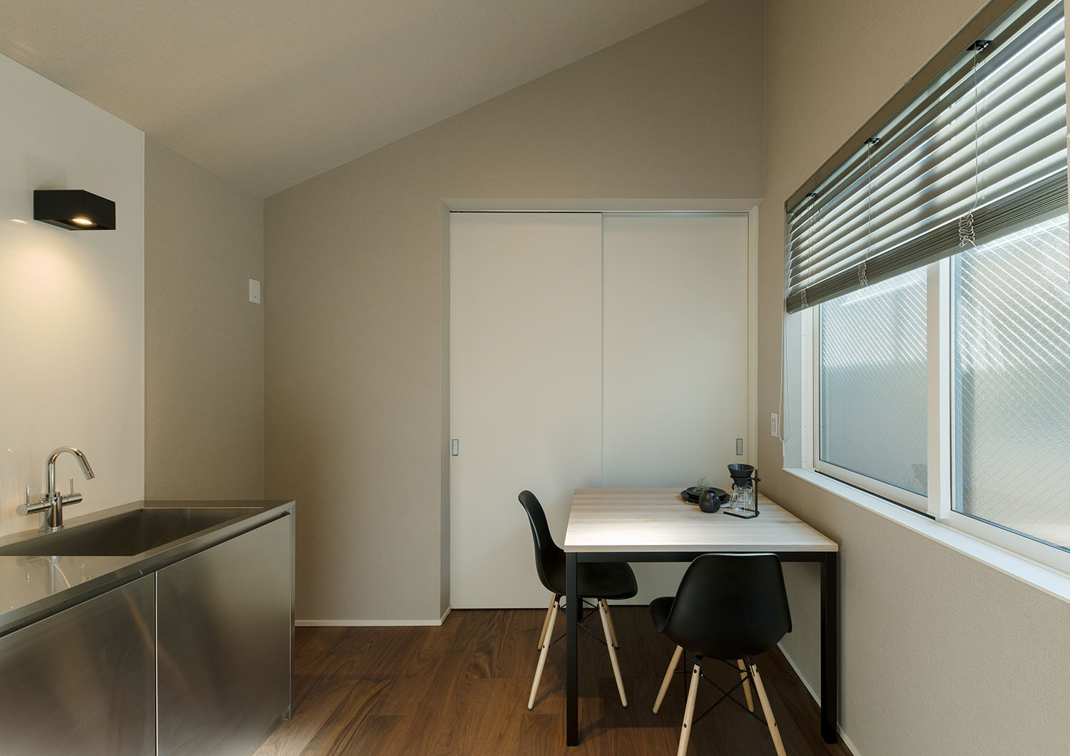 屋根が斜めになっている、レンジフードやインテリアが黒で統一されたダイニングキッチン・賃貸併用住宅 注文住宅・デザイン住宅建築実例_『CASE681 penche' 「パンシェ」の家』_LDK