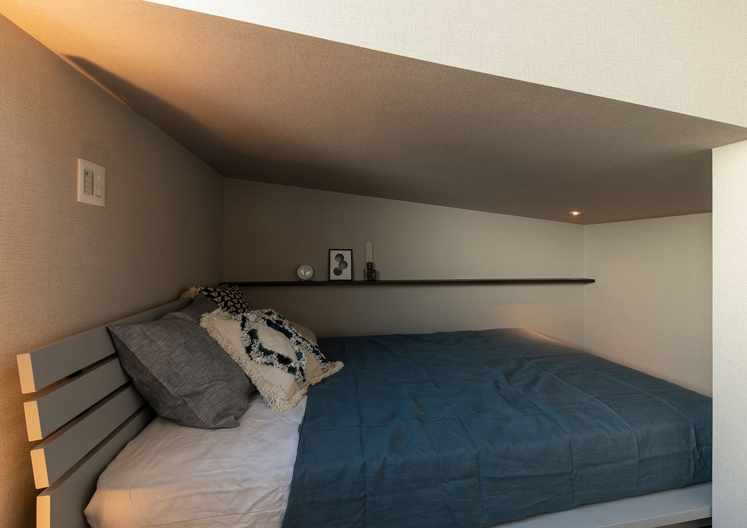 壁を切り取るようにして作られたベッドルーム・賃貸併用住宅 注文住宅・デザイン住宅建築実例_『CASE681 penche' 「パンシェ」の家』_寝室