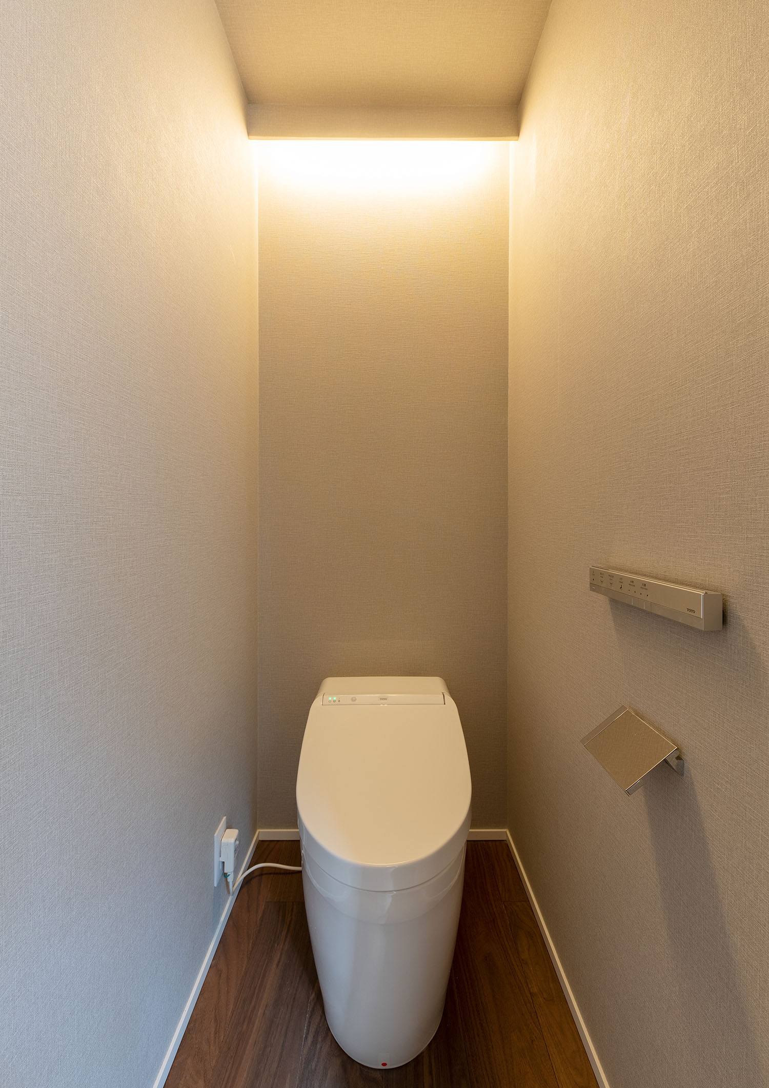 天井に間接照明が埋め込まれた白を基調としたトイレ・賃貸併用住宅 注文住宅・デザイン住宅建築実例_『CASE681 penche' 「パンシェ」の家』_トイレ