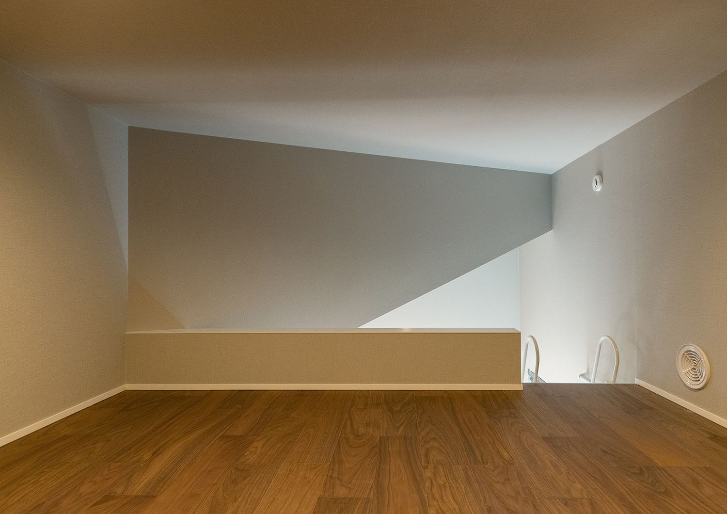 屋根が斜めになっているフローリングのロフト・賃貸併用住宅 注文住宅・デザイン住宅建築実例_『CASE681 penche' 「パンシェ」の家』_ロフト