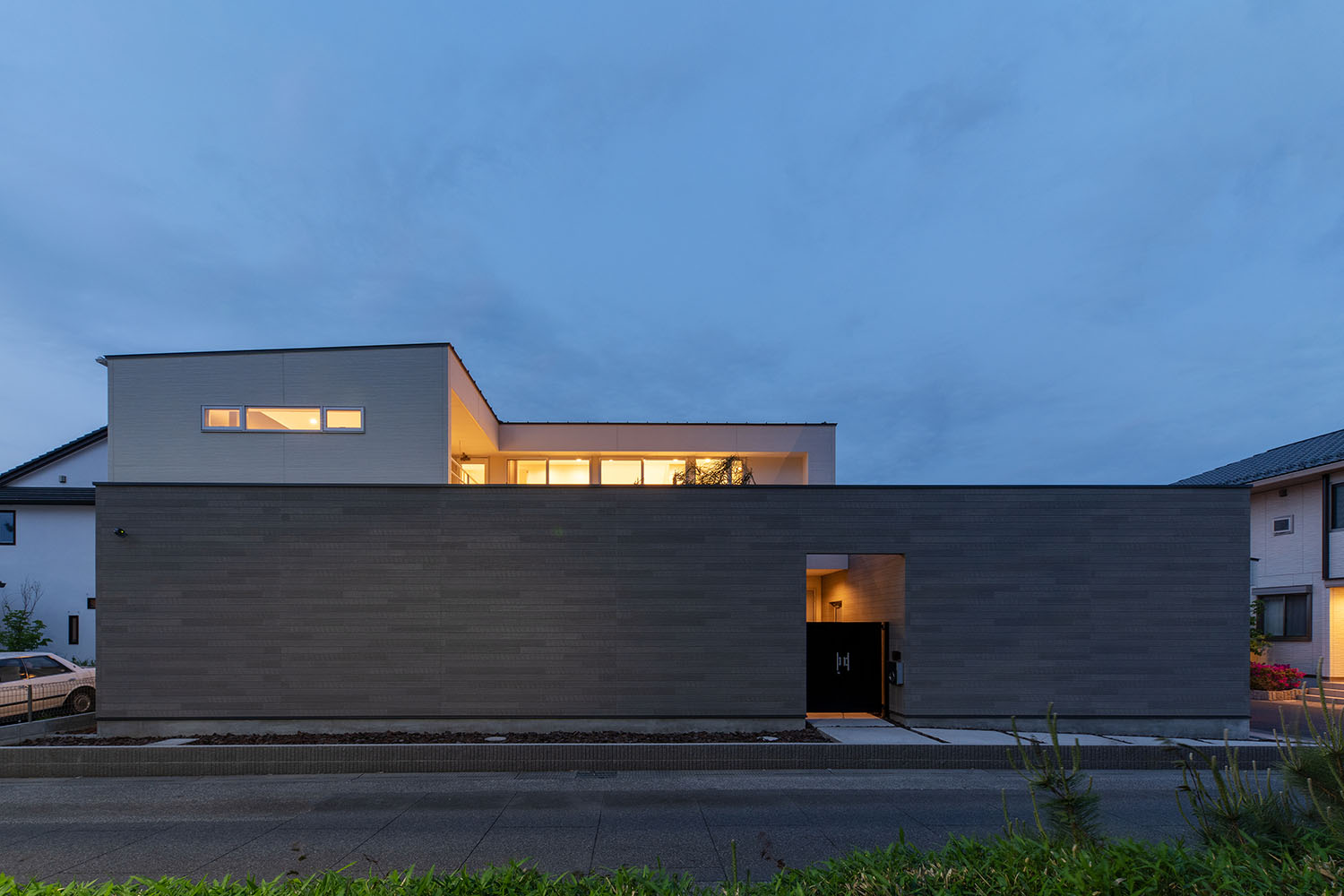 二階の窓から光が漏れるシンプルな外観の住宅・デザイン住宅 注文住宅・デザイン住宅建築実例_『CASE682 Casa de Resort』_外観