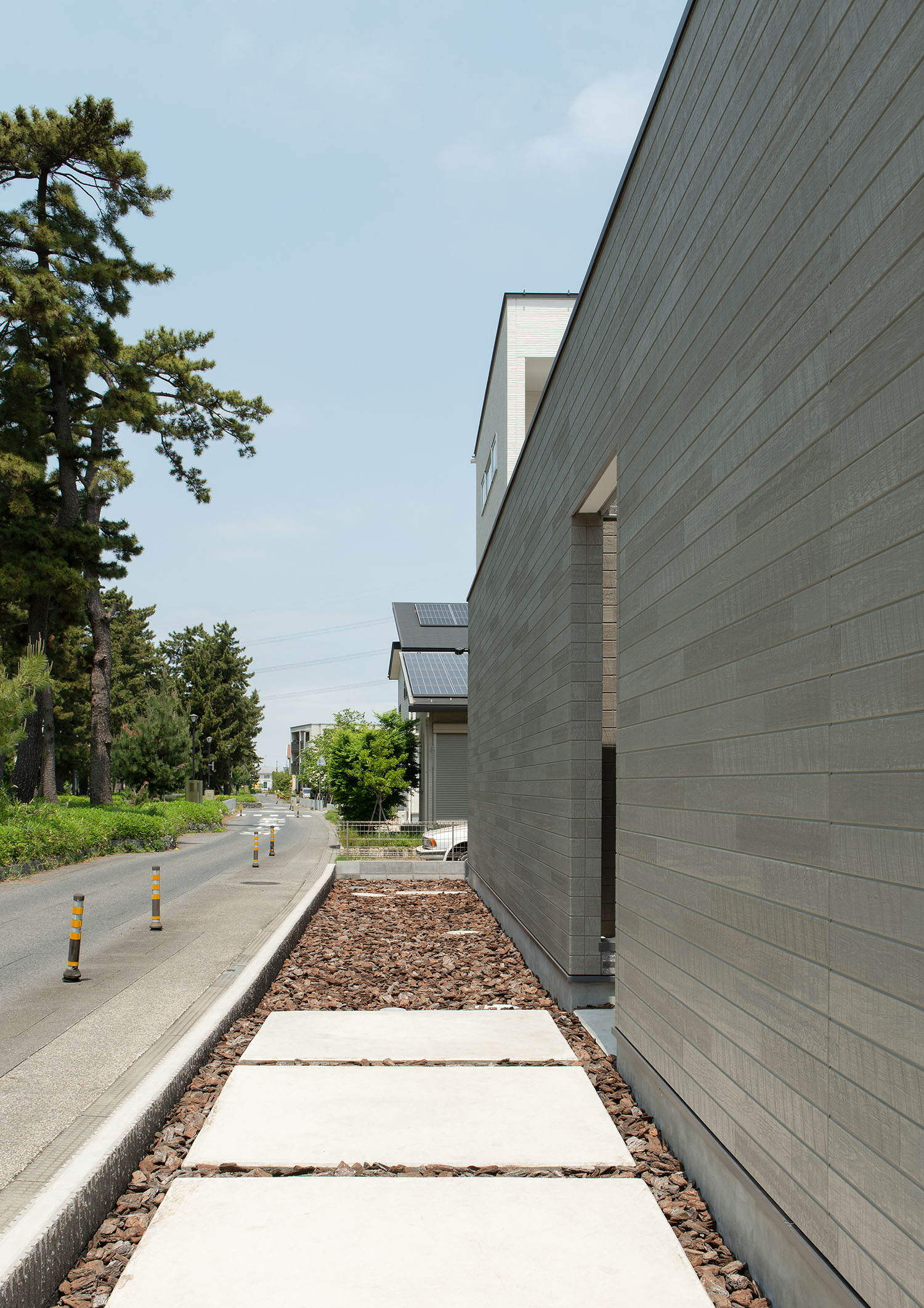 木のチップが敷き詰められたアプローチ・デザイン住宅 注文住宅・デザイン住宅建築実例_『CASE682 Casa de Resort』_外観