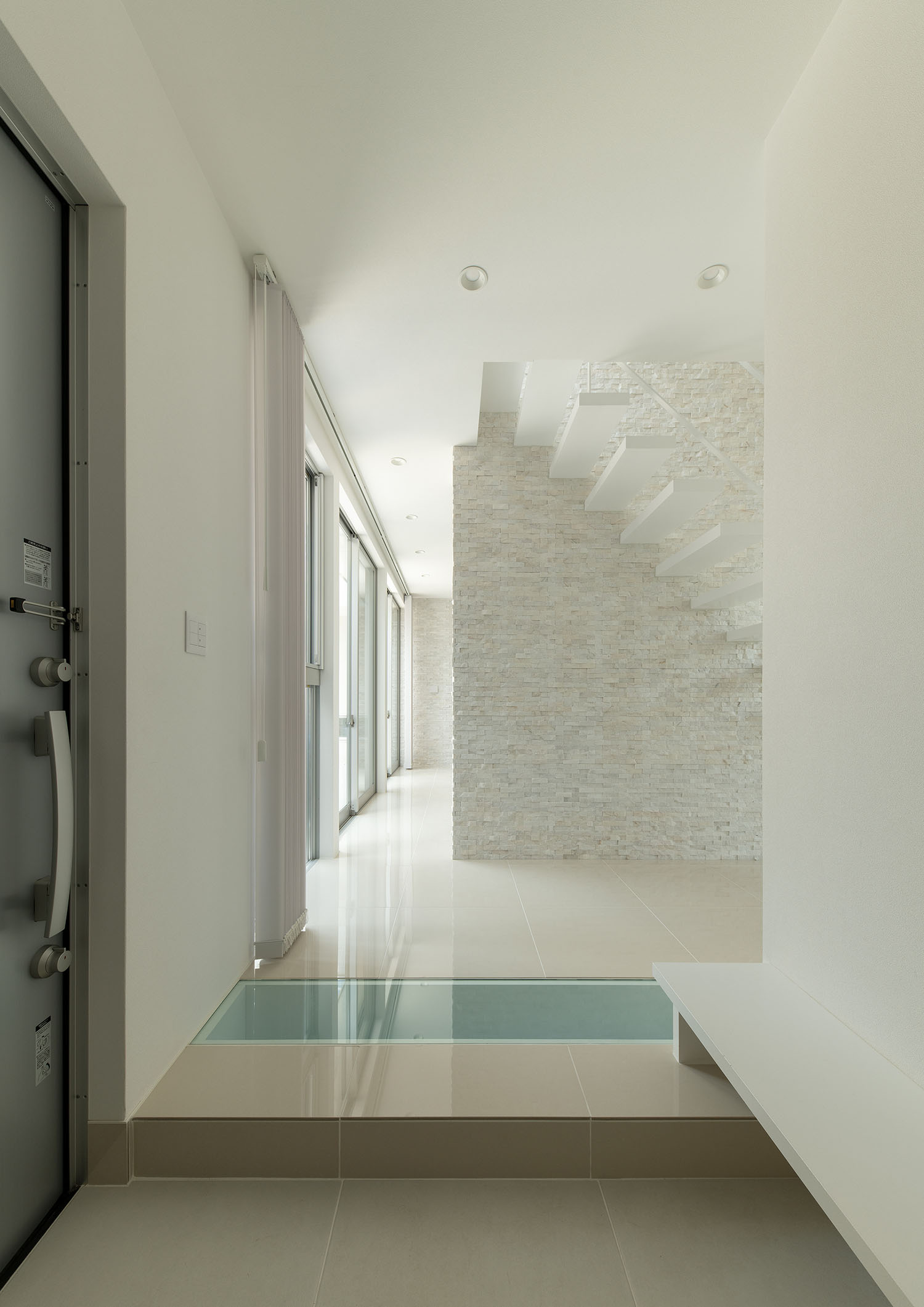 白を基調とした室内の様子が見える玄関・デザイン住宅 注文住宅・デザイン住宅建築実例_『CASE682 Casa de Resort』_玄関