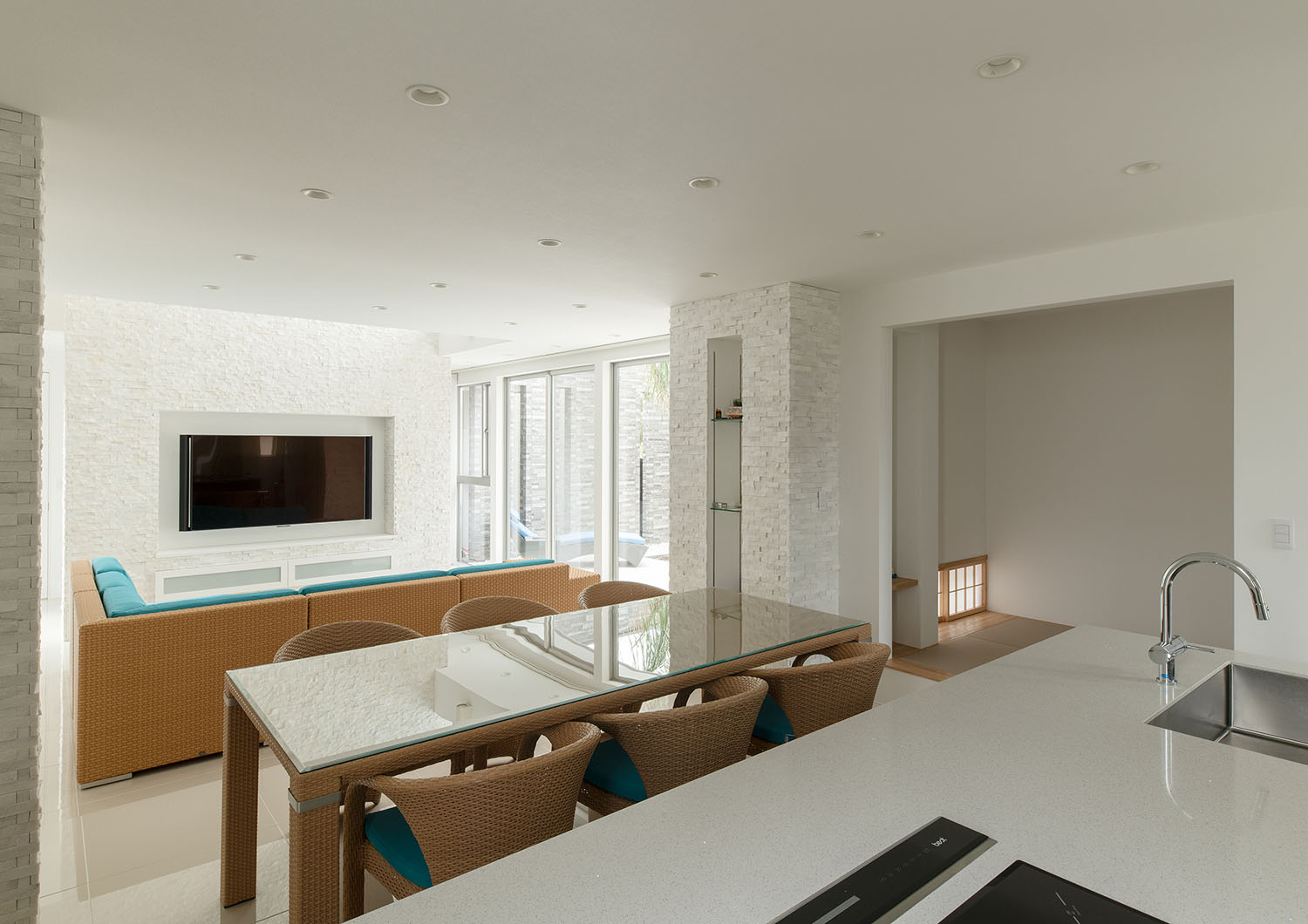 隅に和室を設けた、白を基調としたLDK・デザイン住宅 注文住宅・デザイン住宅建築実例_『CASE682 Casa de Resort』_LDK