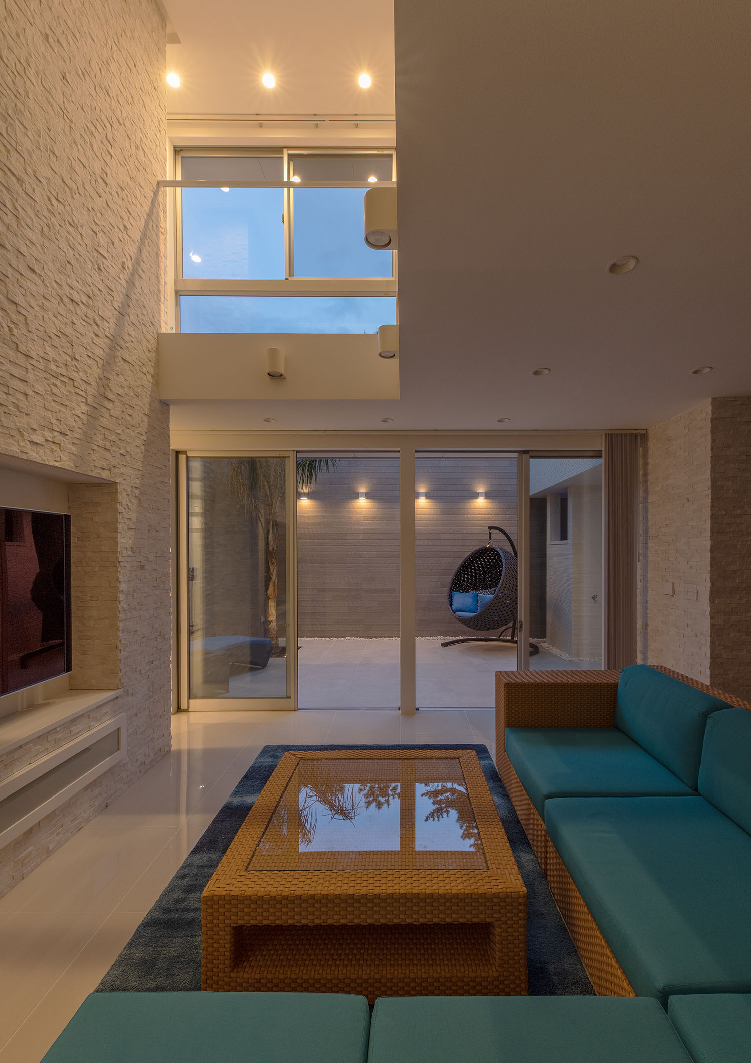 吹き抜けの二階部分や、中庭にも照明が取り付けられていることが分かる様子・デザイン住宅 注文住宅・デザイン住宅建築実例_『CASE682 Casa de Resort』_LDK