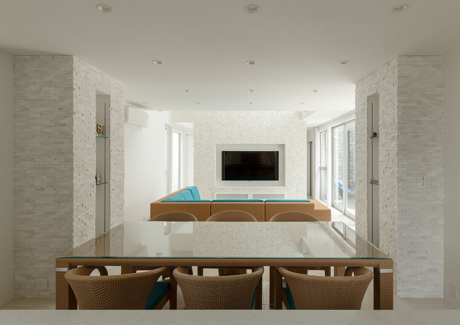 六人掛けのダイニングテーブル越しにリビング見える様子・デザイン住宅 注文住宅・デザイン住宅建築実例_『CASE682 Casa de Resort』_LDK