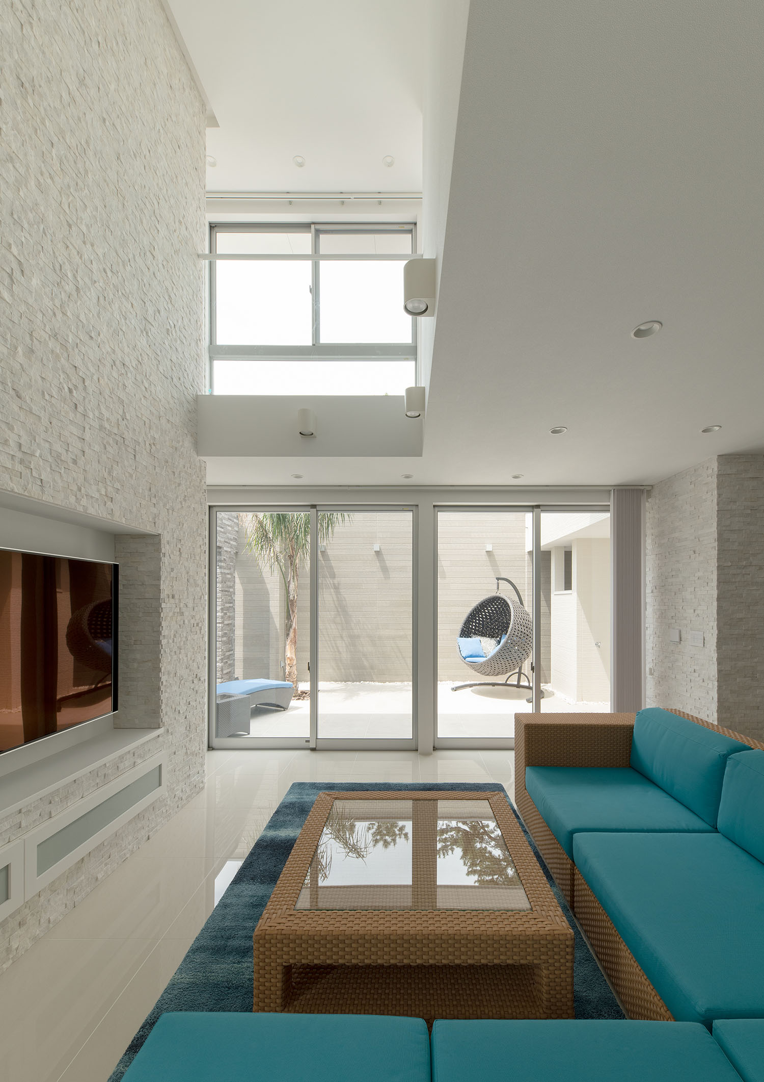 吹き抜けがあり、中庭とフラットに繋がるLDK・デザイン住宅 注文住宅・デザイン住宅建築実例_『CASE682 Casa de Resort』_LDK