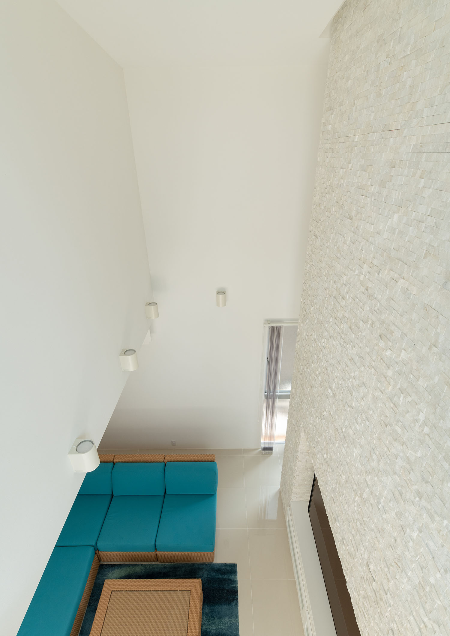 吹き抜けの二階部分から一階のLDKを見た様子・デザイン住宅 注文住宅・デザイン住宅建築実例_『CASE682 Casa de Resort』_LDK