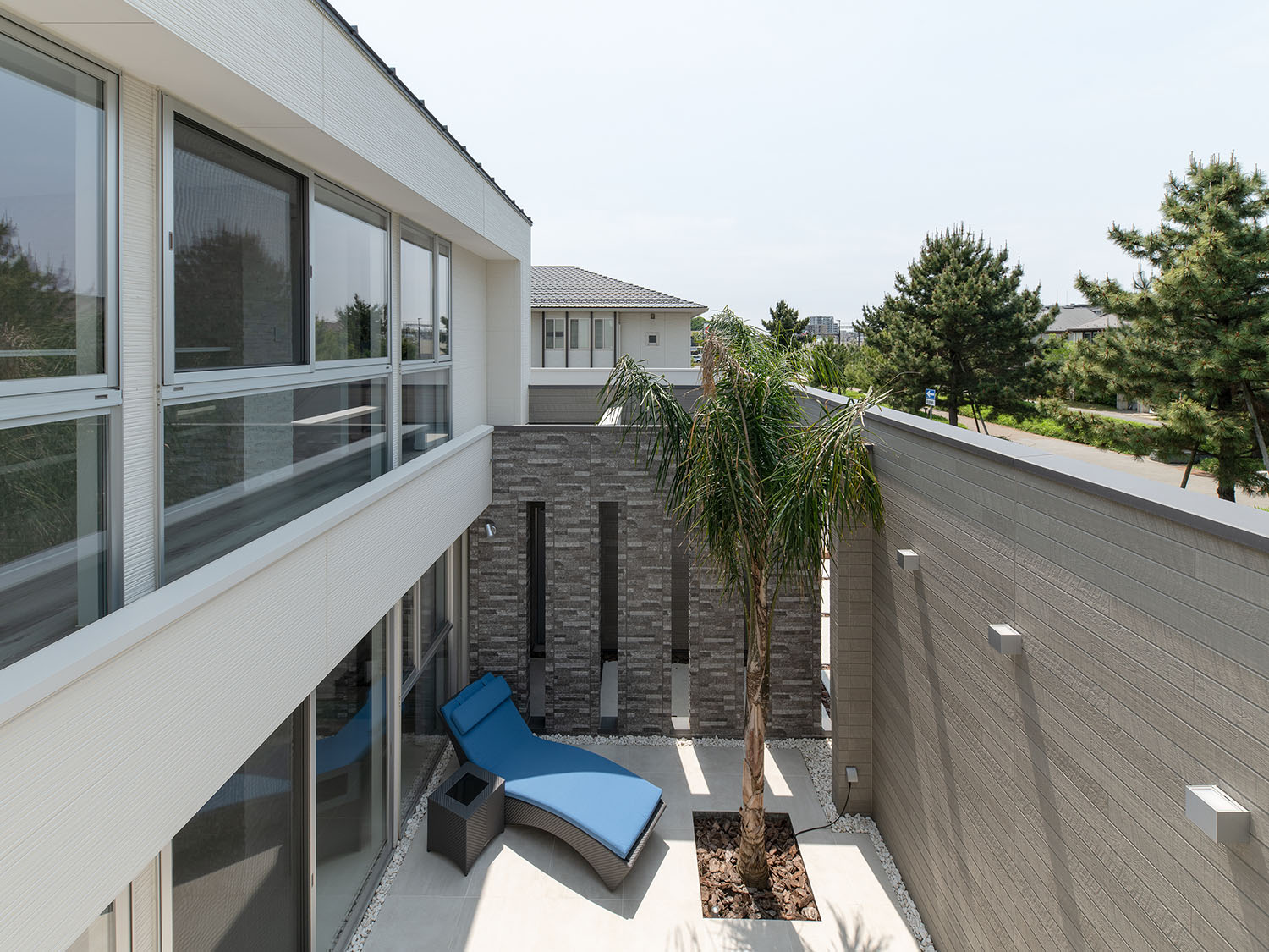 二階の窓から中庭を見下ろした様子・デザイン住宅 注文住宅・デザイン住宅建築実例_『CASE682 Casa de Resort』_中庭