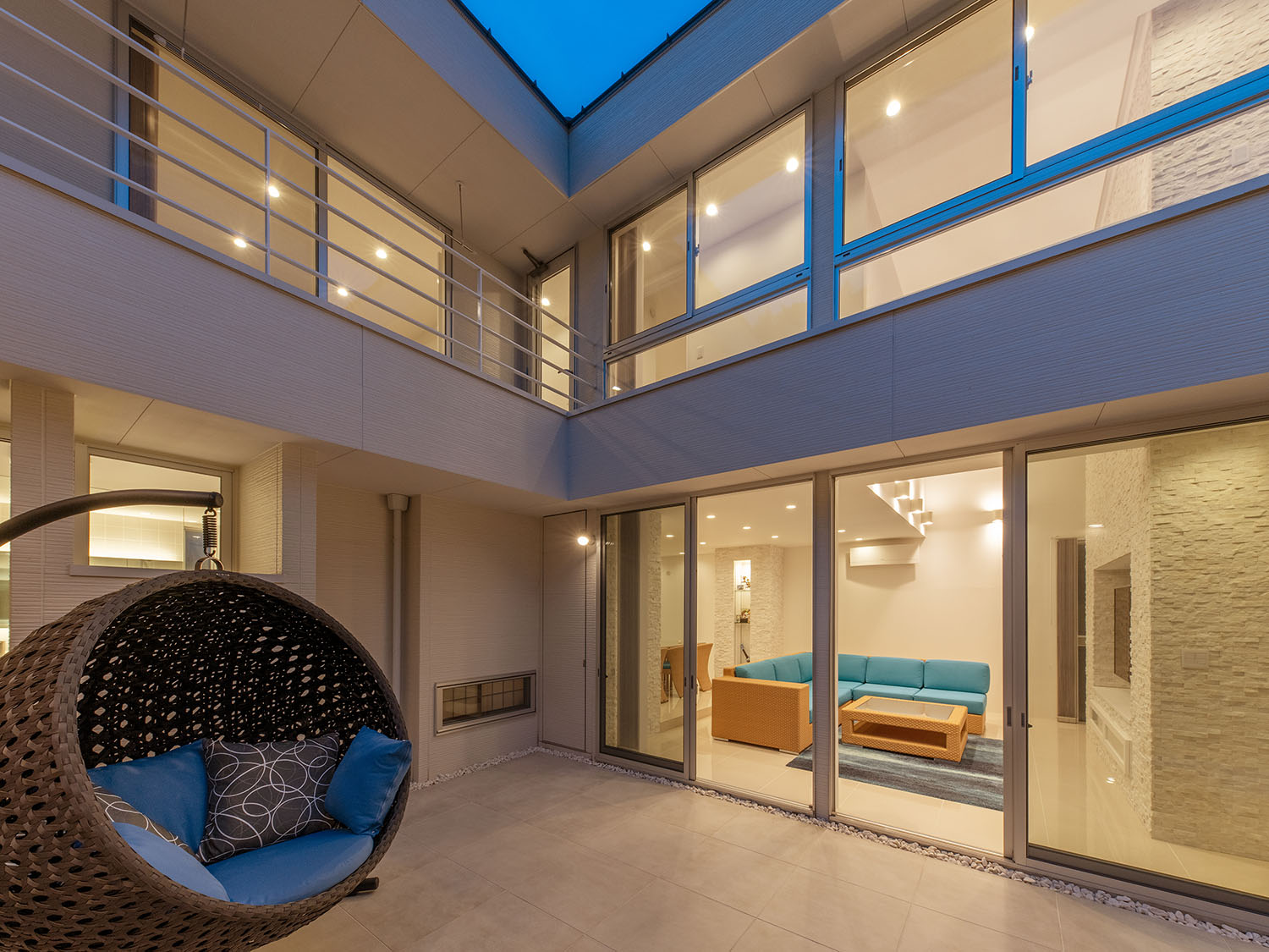 中庭からLDKや二階の部屋が見える様子・デザイン住宅 注文住宅・デザイン住宅建築実例_『CASE682 Casa de Resort』_中庭