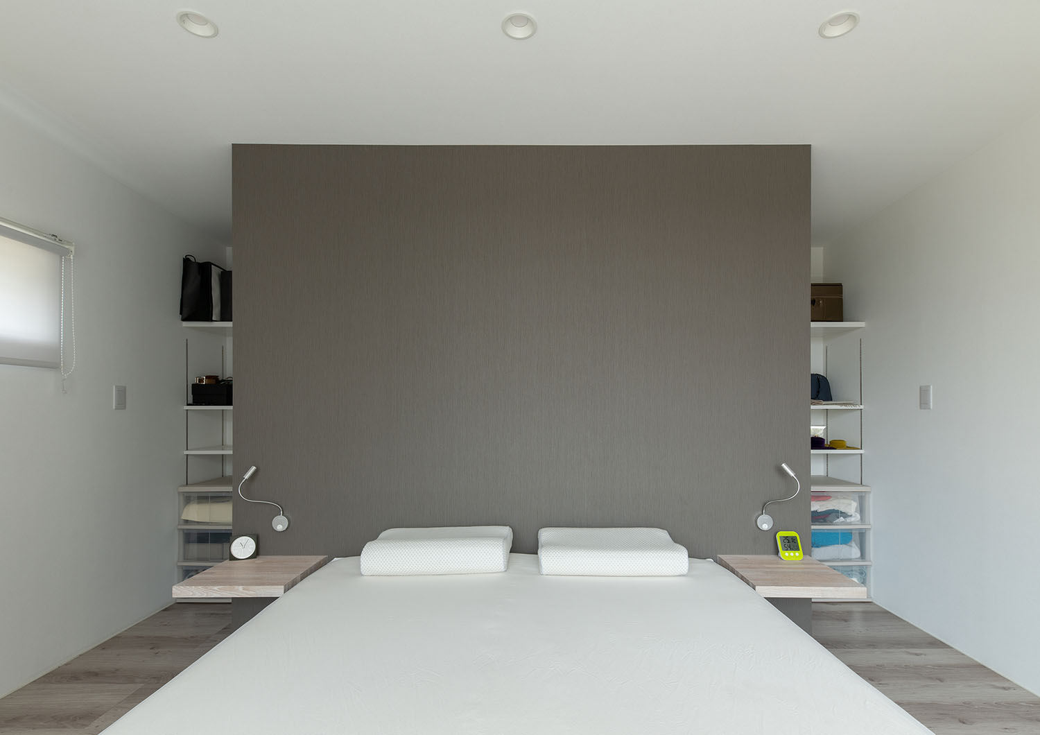 ヘッドボードが可動棚を隠す形になっている布団が敷かれた寝室・デザイン住宅 注文住宅・デザイン住宅建築実例_『CASE682 Casa de Resort』_寝室