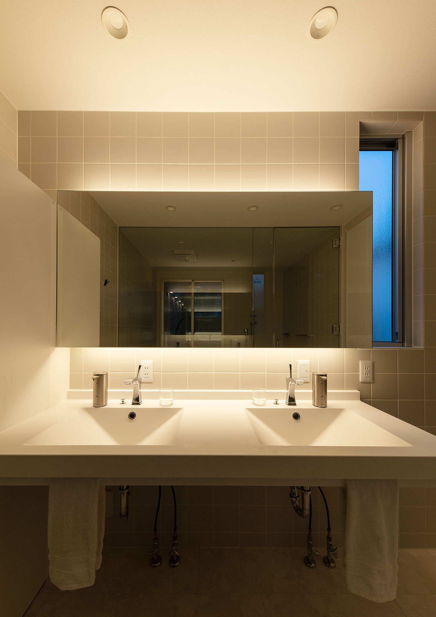 鏡の裏に間接照明を取り付けた、2ボウルの洗面所・デザイン住宅 注文住宅・デザイン住宅建築実例_『CASE682 Casa de Resort』_浴室・洗面所