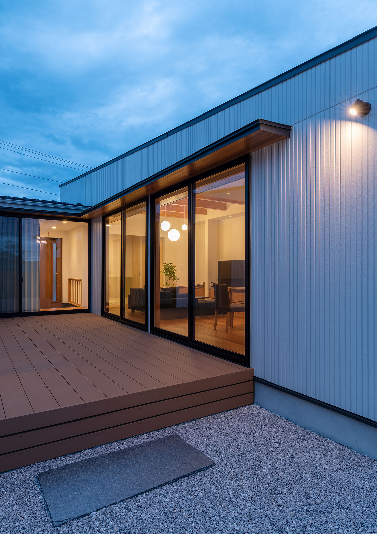 ウッドデッキの中庭がLDKに面している様子・デザイン住宅 注文住宅・デザイン住宅建築実例_『CASE683 丘の上のハウス』_外観