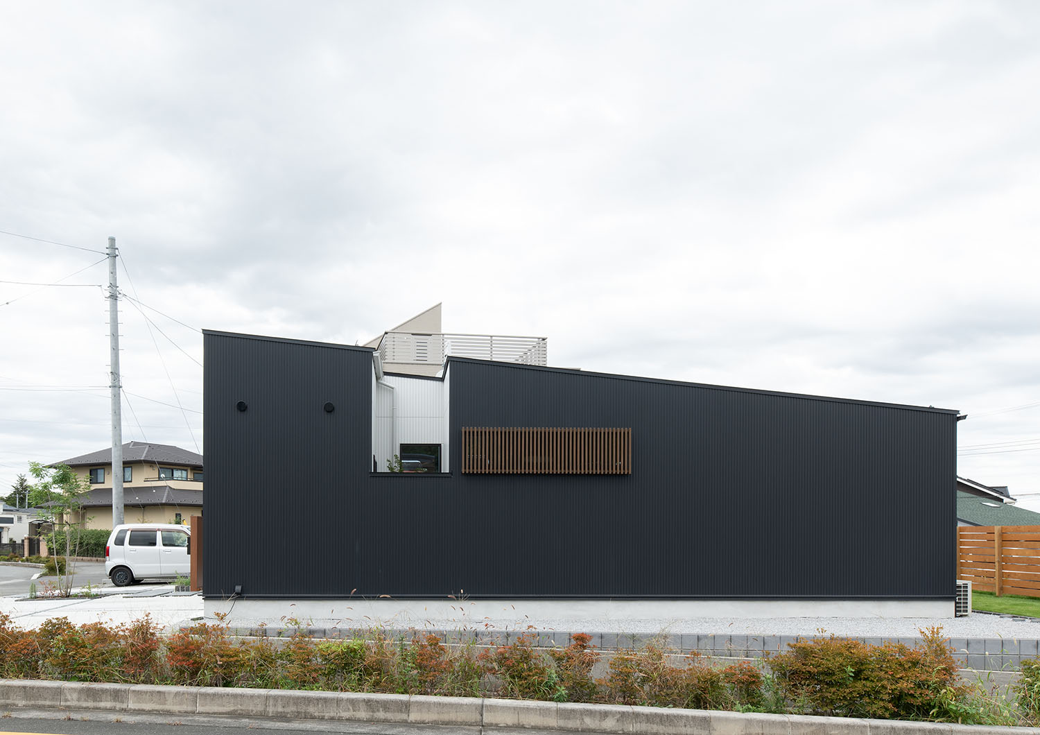 屋根が斜めになっており、一部が切り取られたようになっている外観の住宅・デザイン住宅 注文住宅・デザイン住宅建築実例_『CASE683 丘の上のハウス』_外観