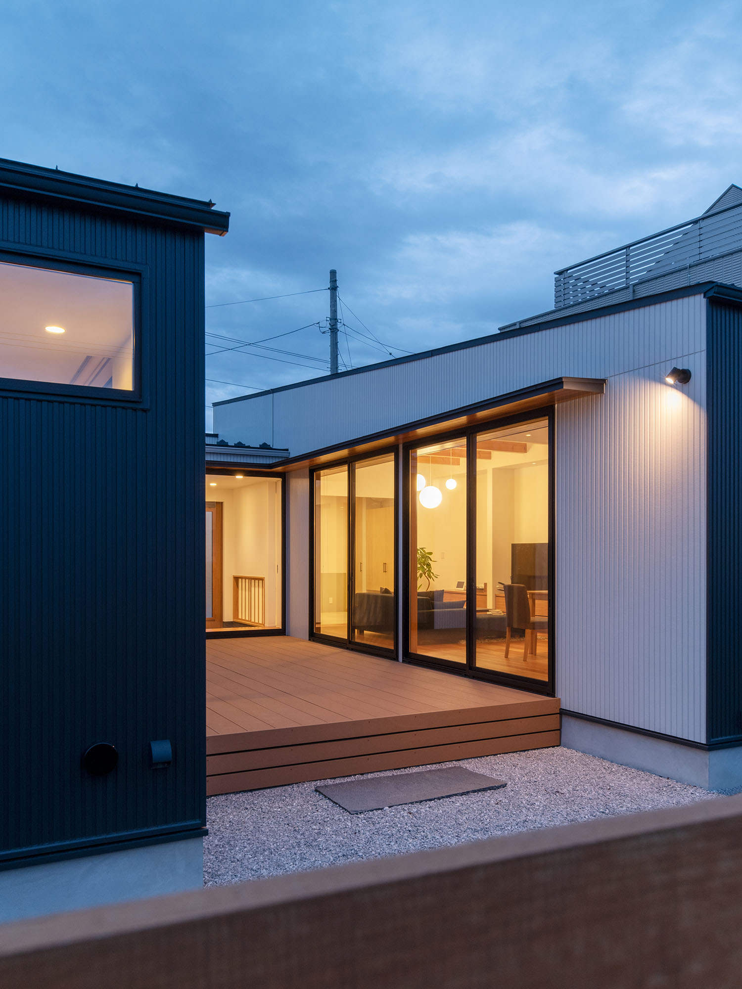 コの字型で室内と繋がるウッドデッキの中庭・デザイン住宅 注文住宅・デザイン住宅建築実例_『CASE683 丘の上のハウス』_外観