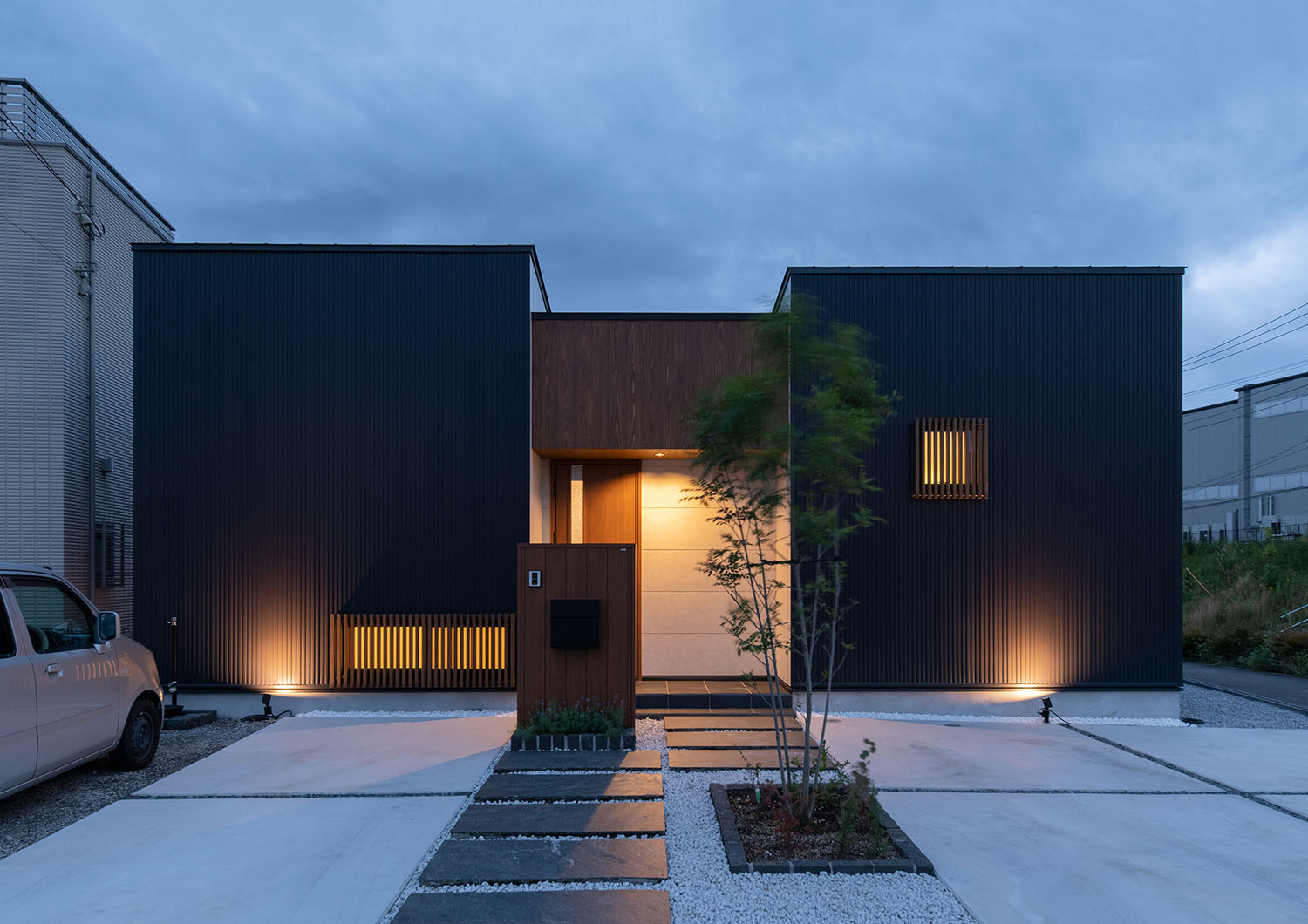 屋外照明によって照らされるスクエアな外観の住宅・デザイン住宅 注文住宅・デザイン住宅建築実例_『CASE683 丘の上のハウス』_外観