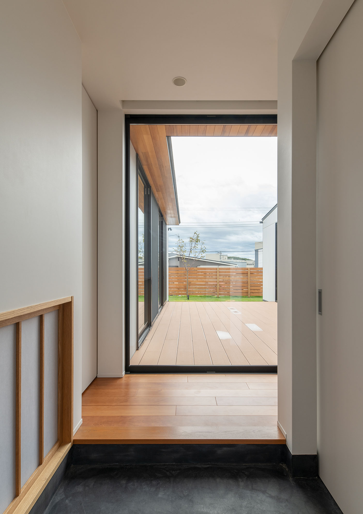 正面に中庭が見える玄関・デザイン住宅 注文住宅・デザイン住宅建築実例_『CASE683 丘の上のハウス』_玄関